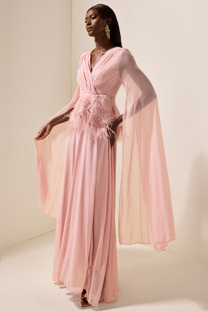 Vestido largo liso con plumas bordadas 