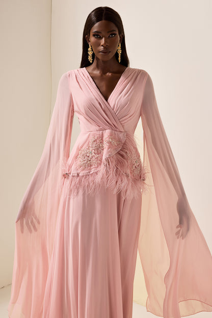 Vestido largo liso con plumas bordadas 