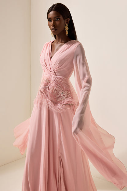 Vestido largo liso con plumas bordadas 