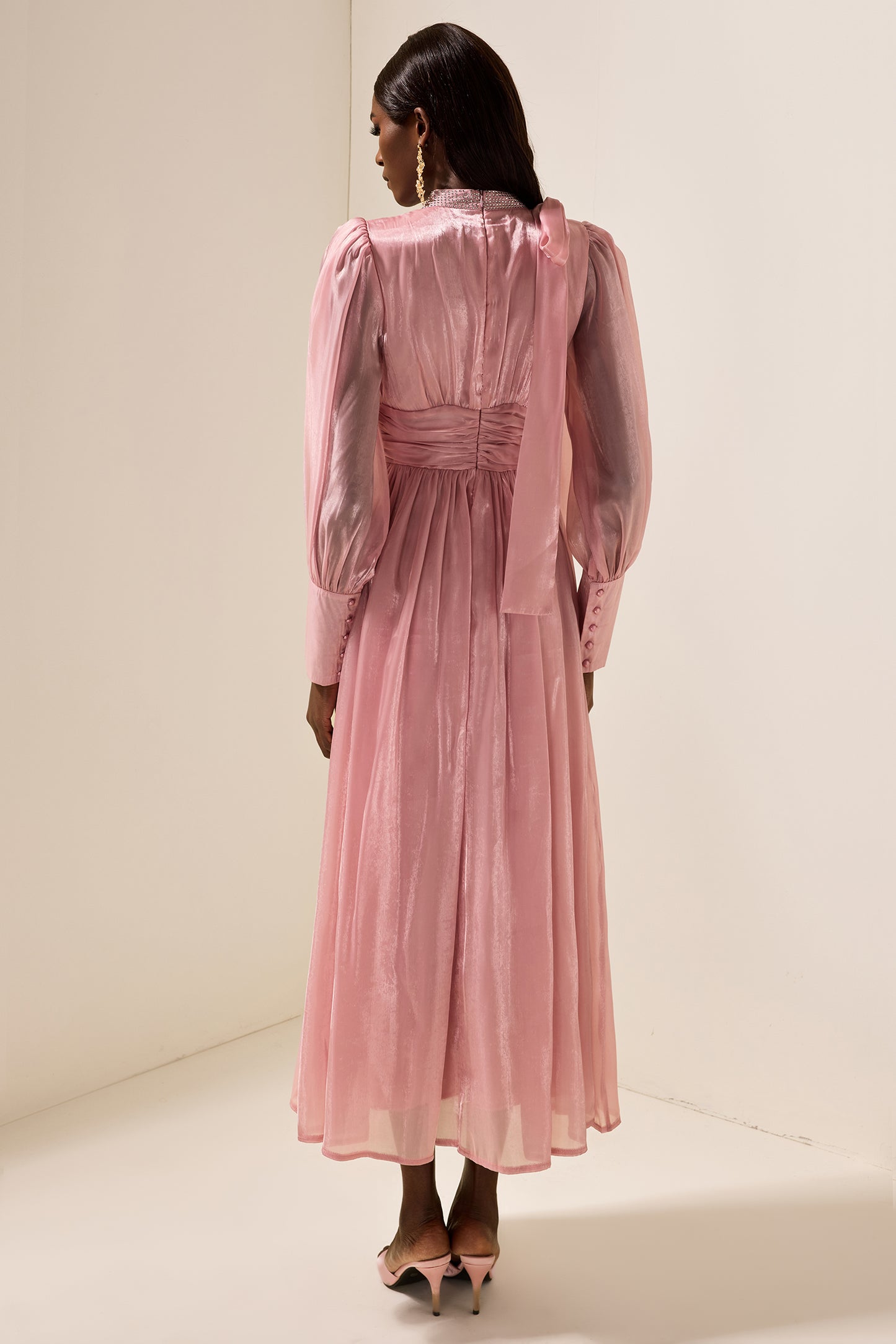 Vestido midi fruncido con cristales lisos 