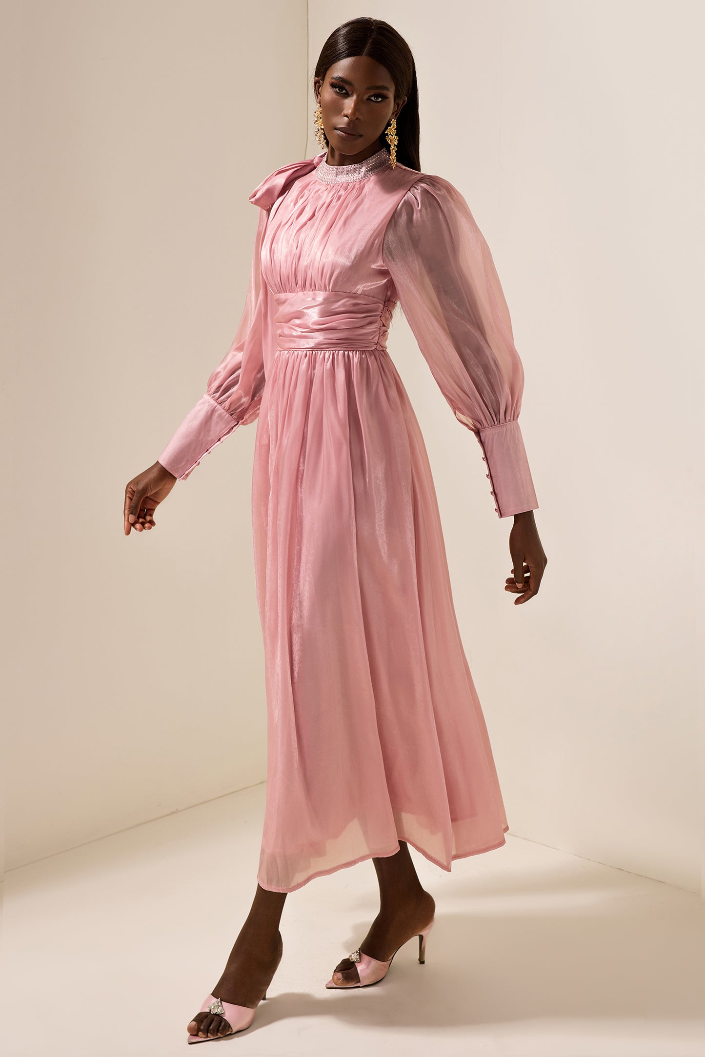 Vestido midi fruncido con cristales lisos 