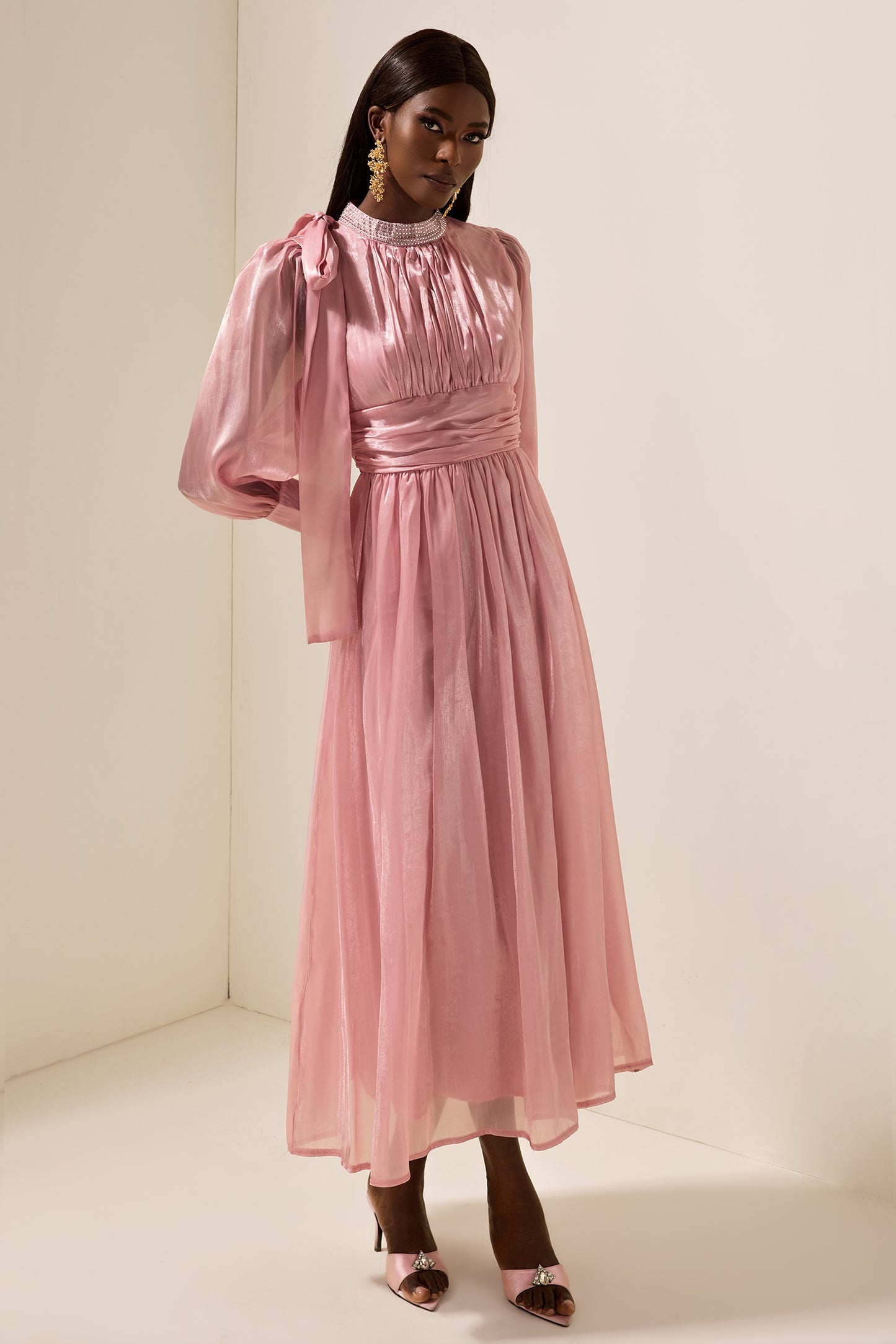 Vestido midi fruncido con cristales lisos 