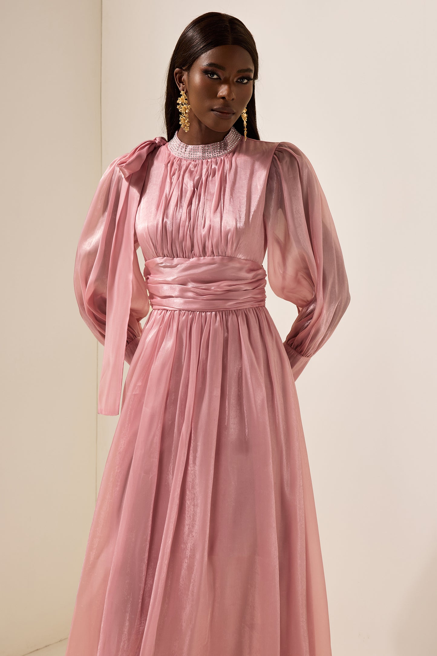 Vestido midi fruncido con cristales lisos 