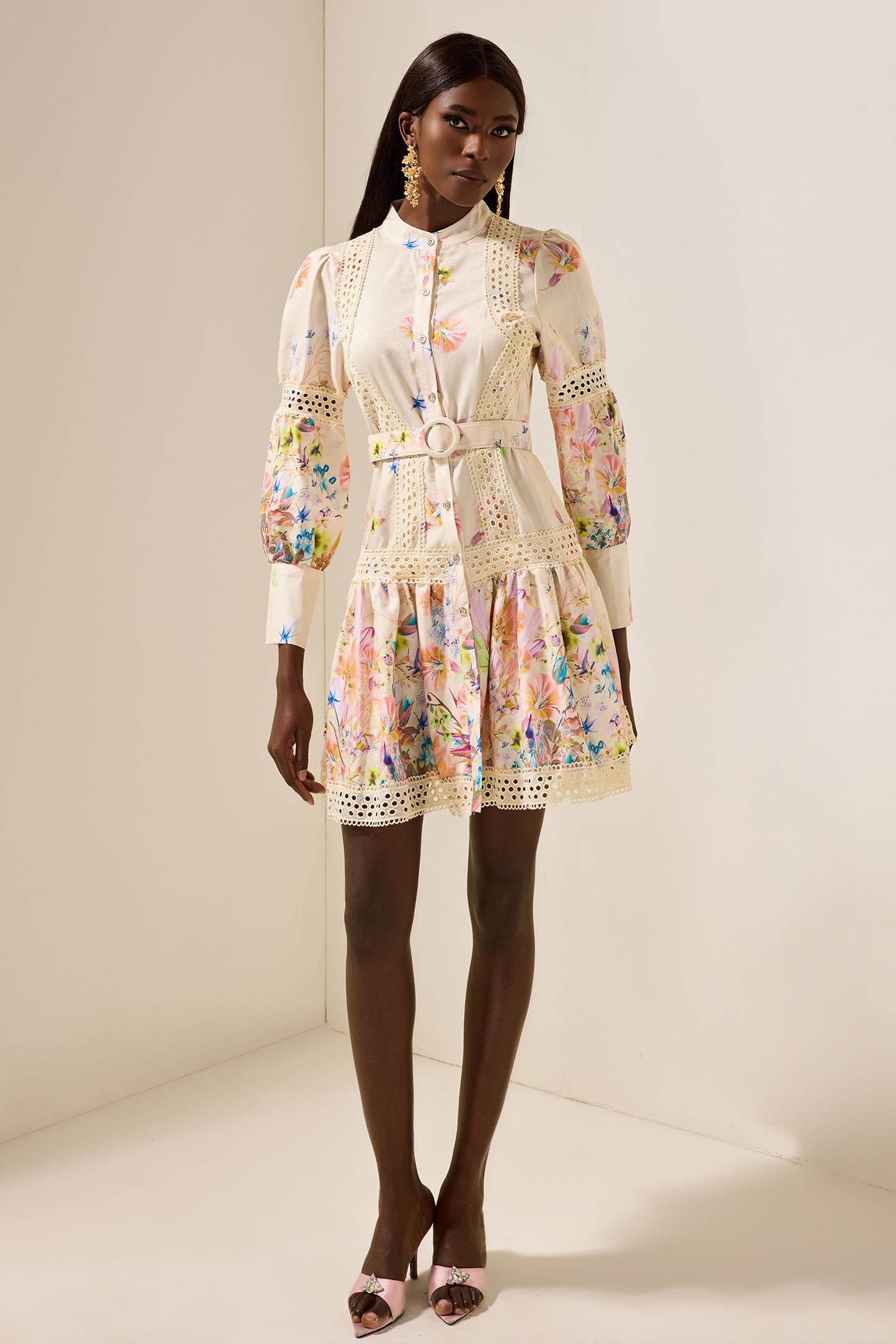 Minivestido con encaje floral y cinturón 