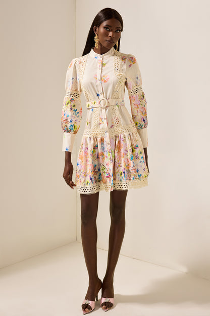 Minivestido con encaje floral y cinturón 