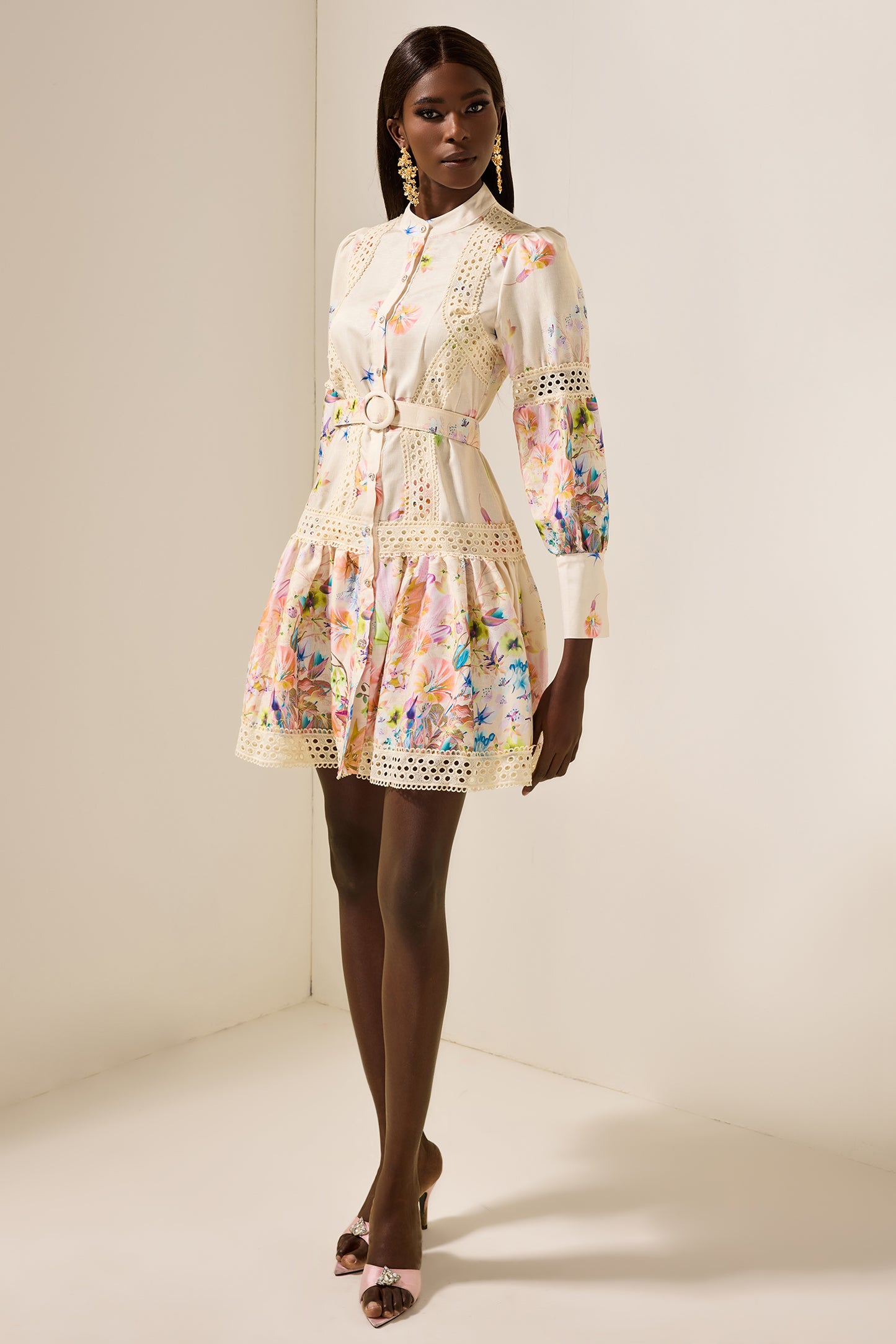 Minivestido con encaje floral y cinturón 