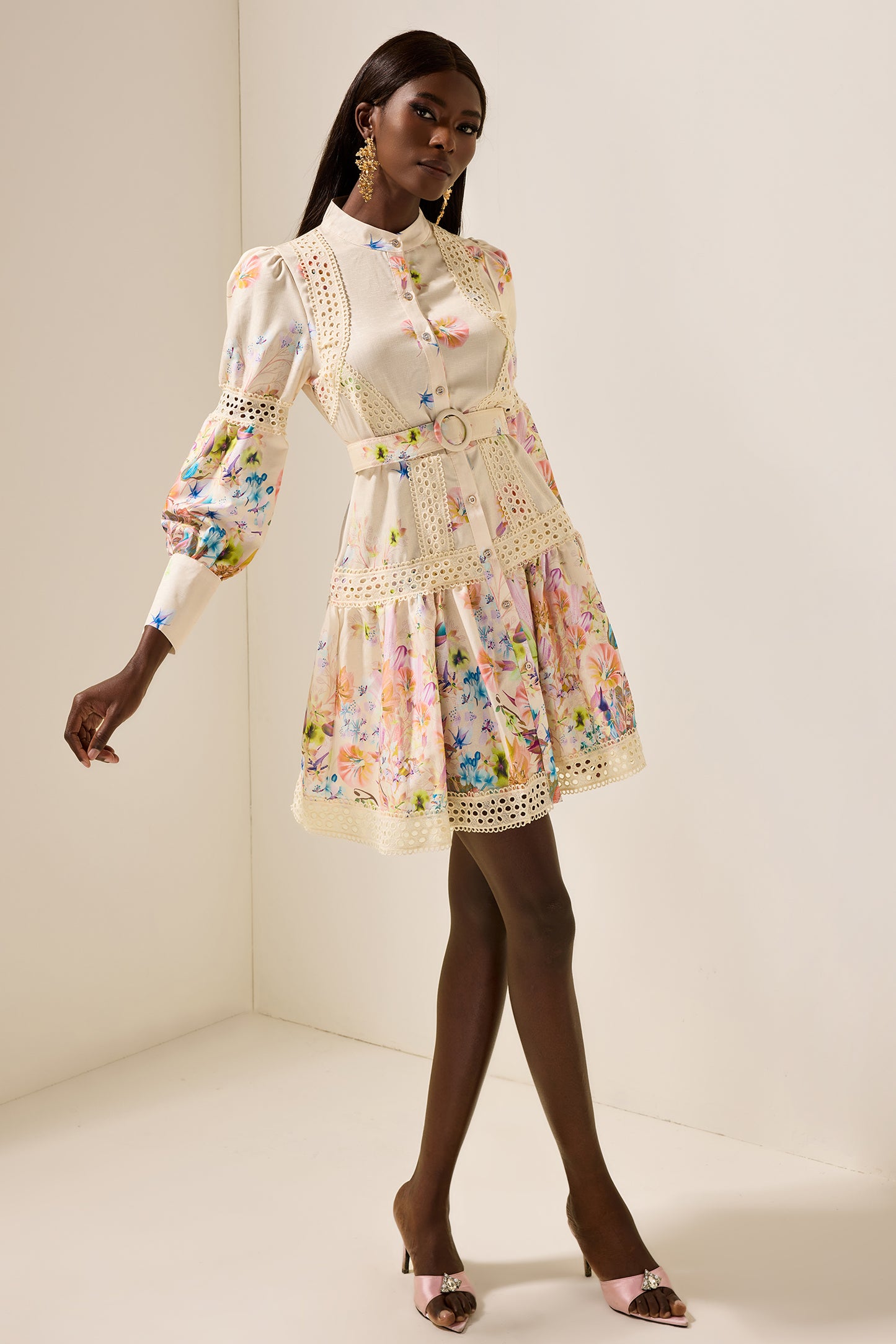 Minivestido con encaje floral y cinturón 