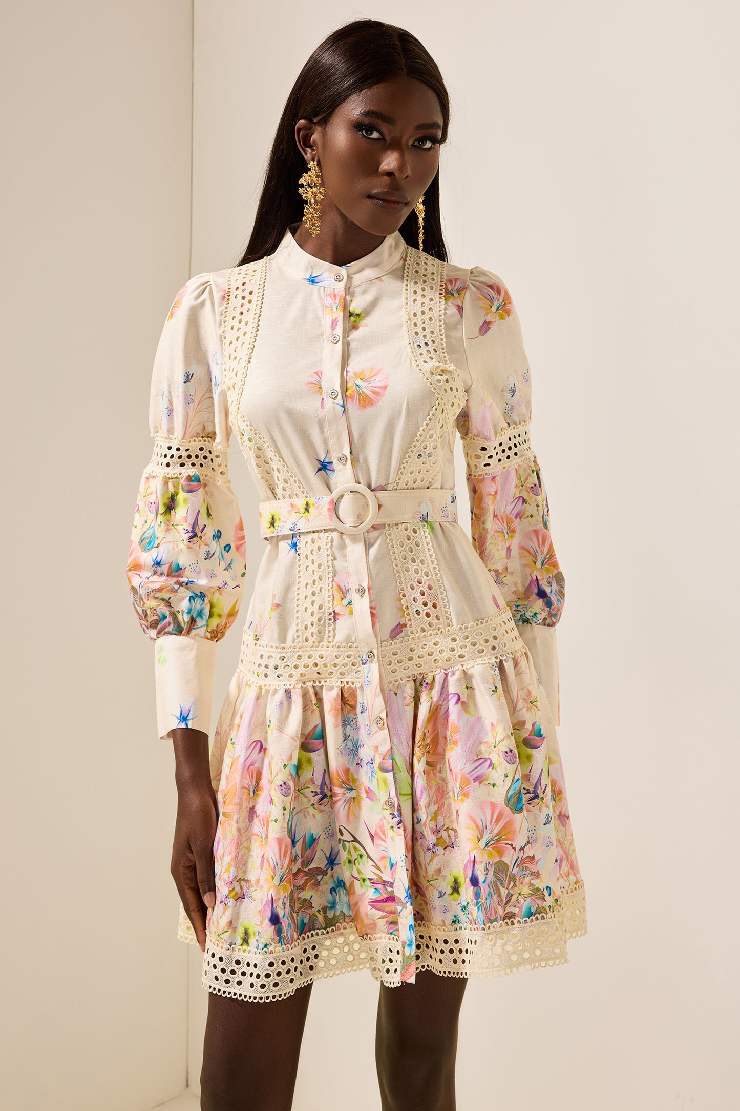 Minivestido con encaje floral y cinturón 