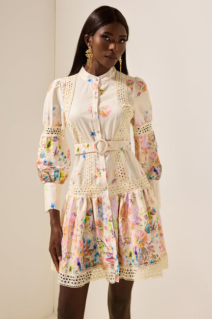 Minivestido con encaje floral y cinturón 