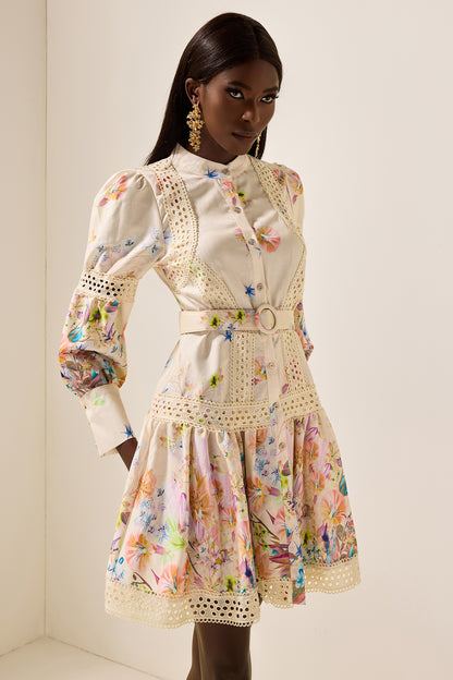 Minivestido con encaje floral y cinturón 