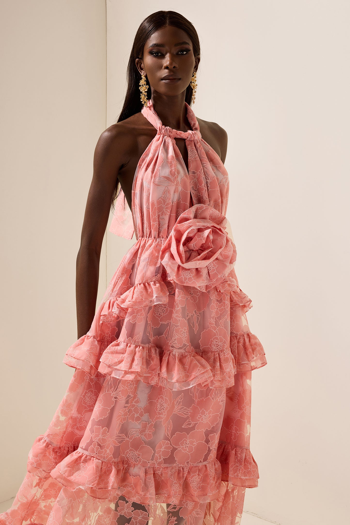 Vestido largo sin mangas con cuello halter y flores 3D 