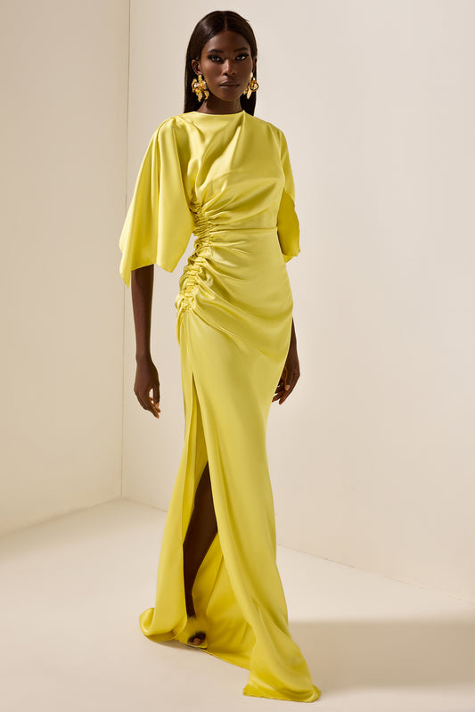 Vestido largo de satén con mangas tipo capa fruncidas y abertura 