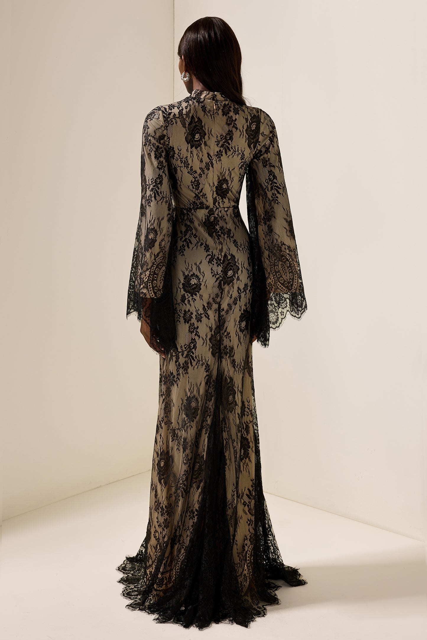 Vestido midi de manga larga con encaje 