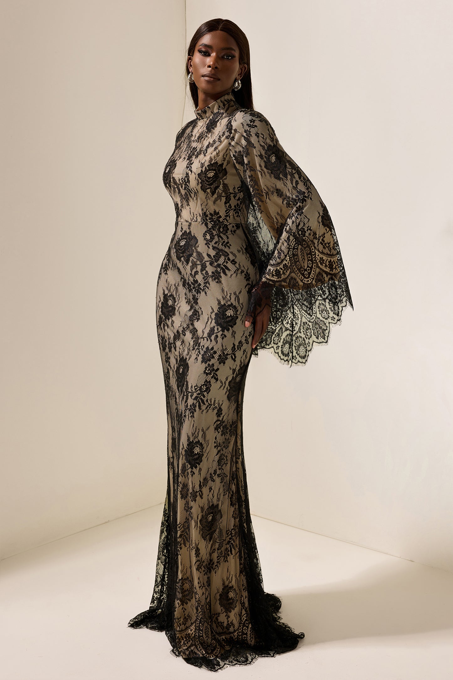 Vestido midi de manga larga con encaje 