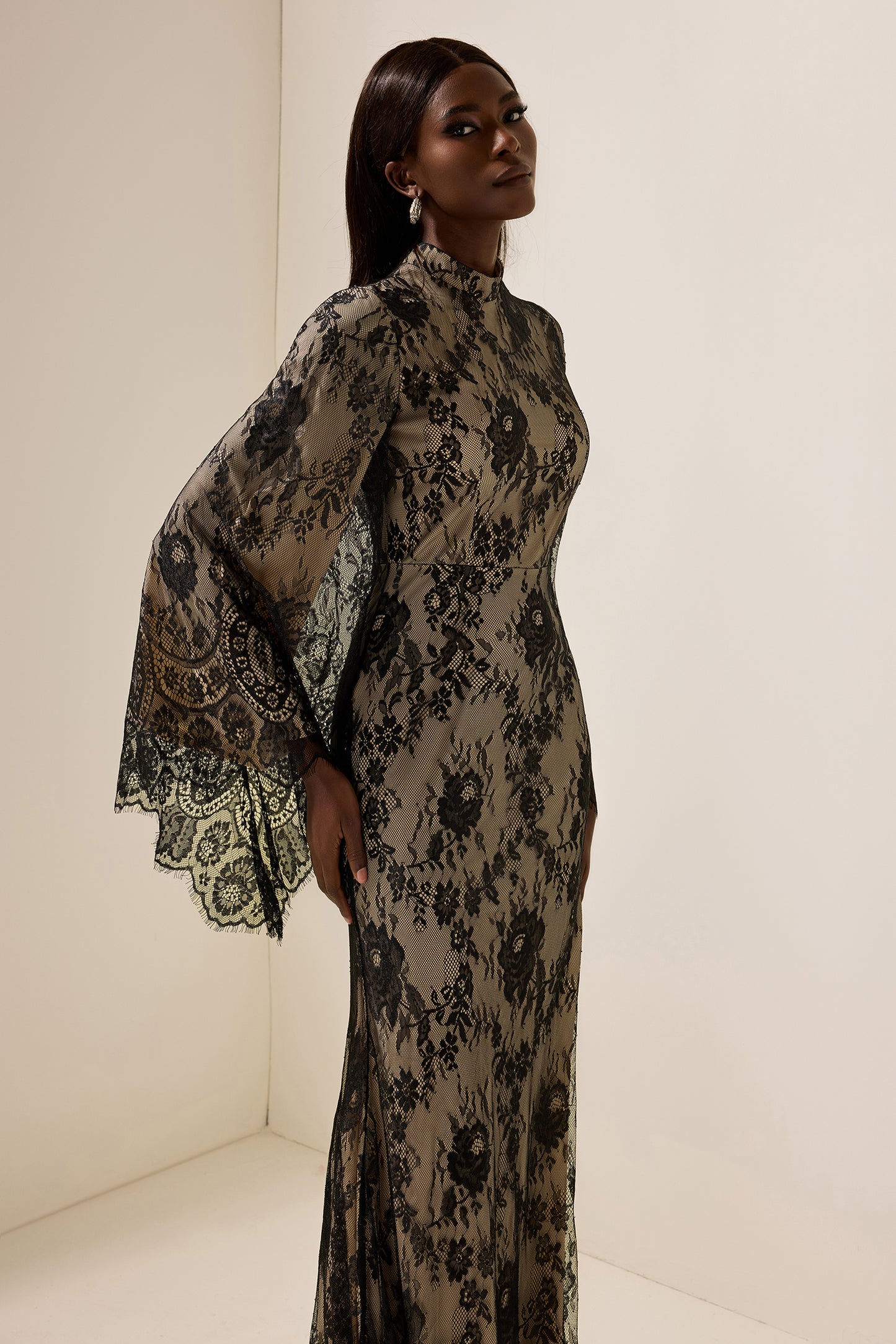 Vestido midi de manga larga con encaje 