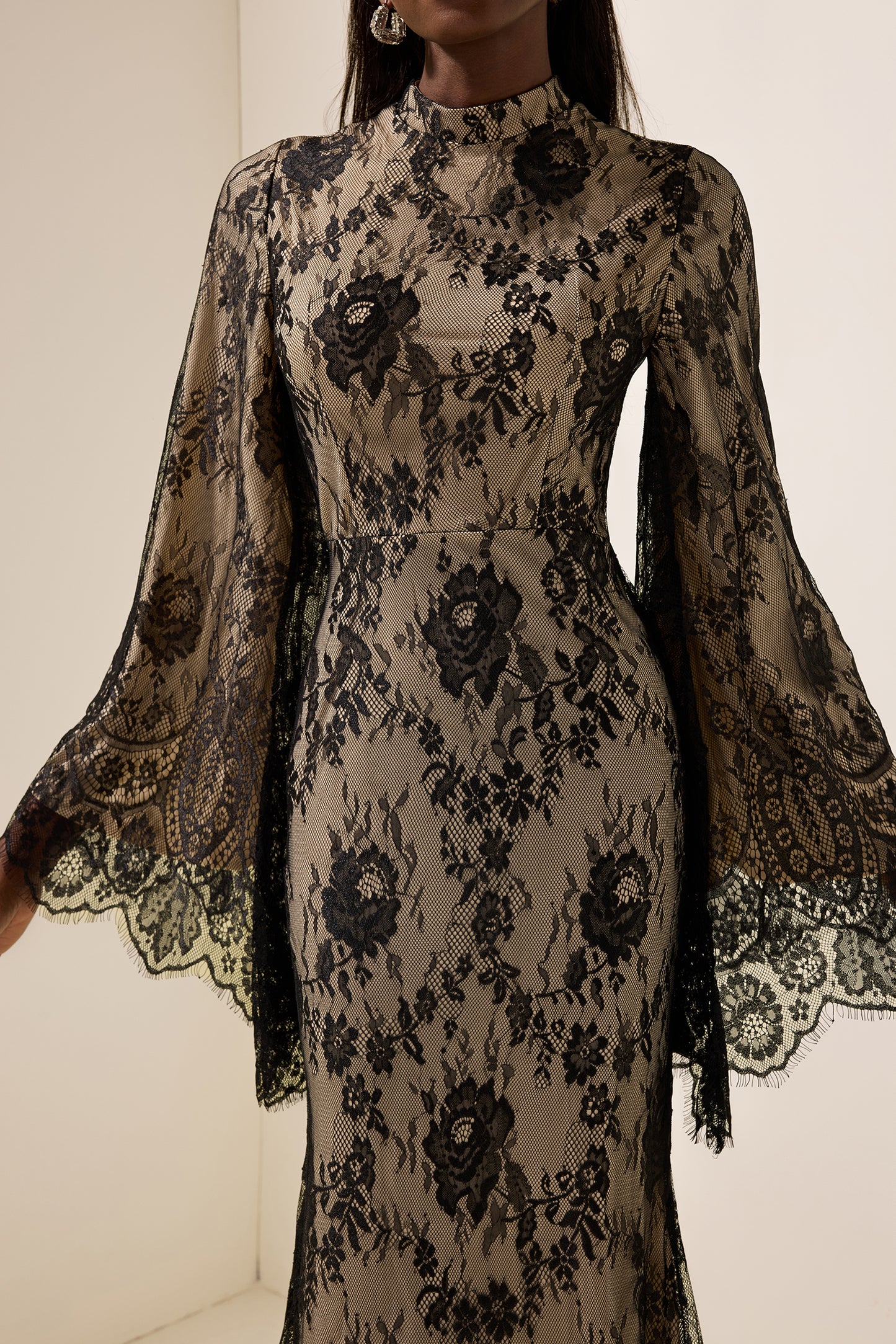 Vestido midi de manga larga con encaje 