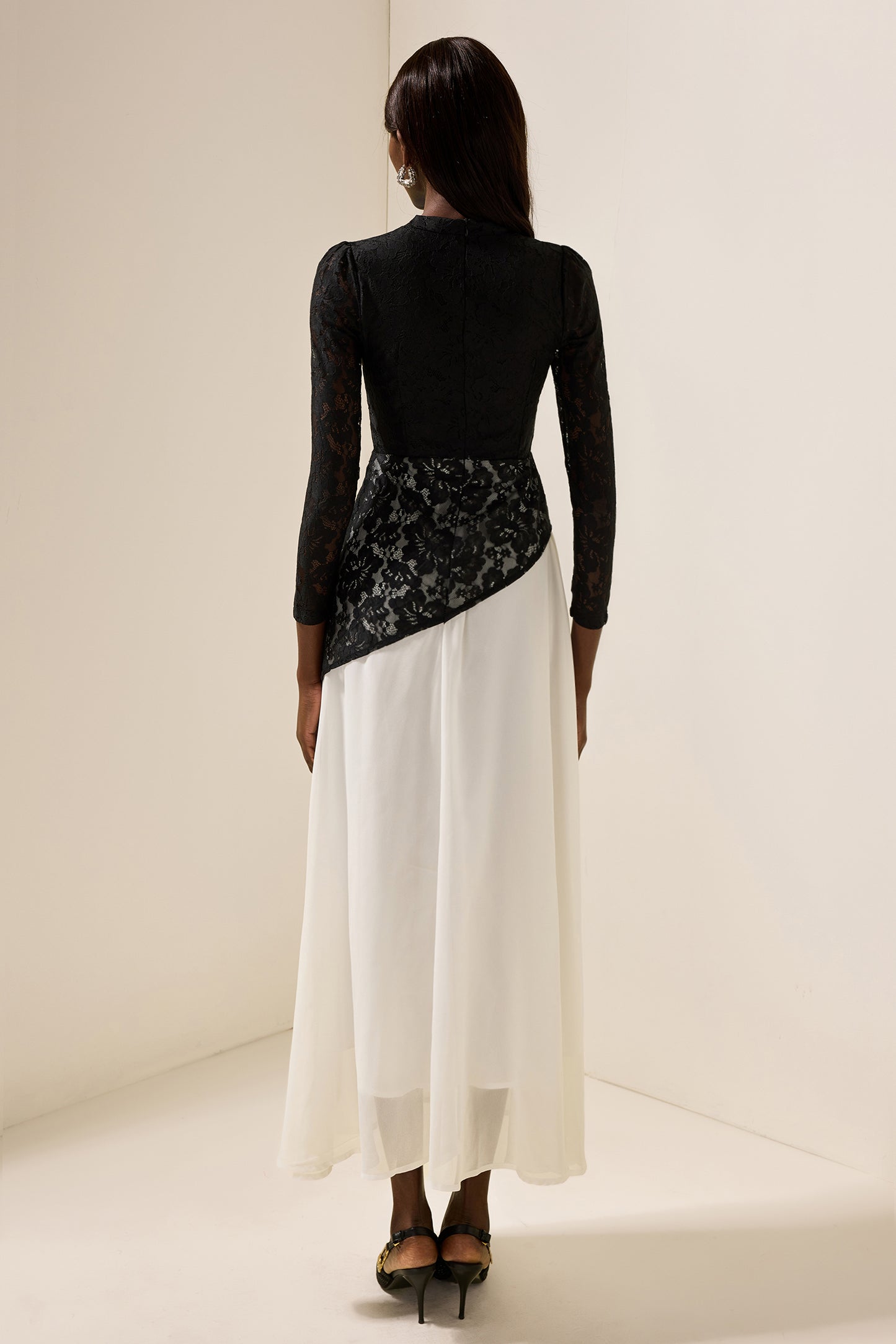 Vestido midi de gasa con escote en V y encaje 