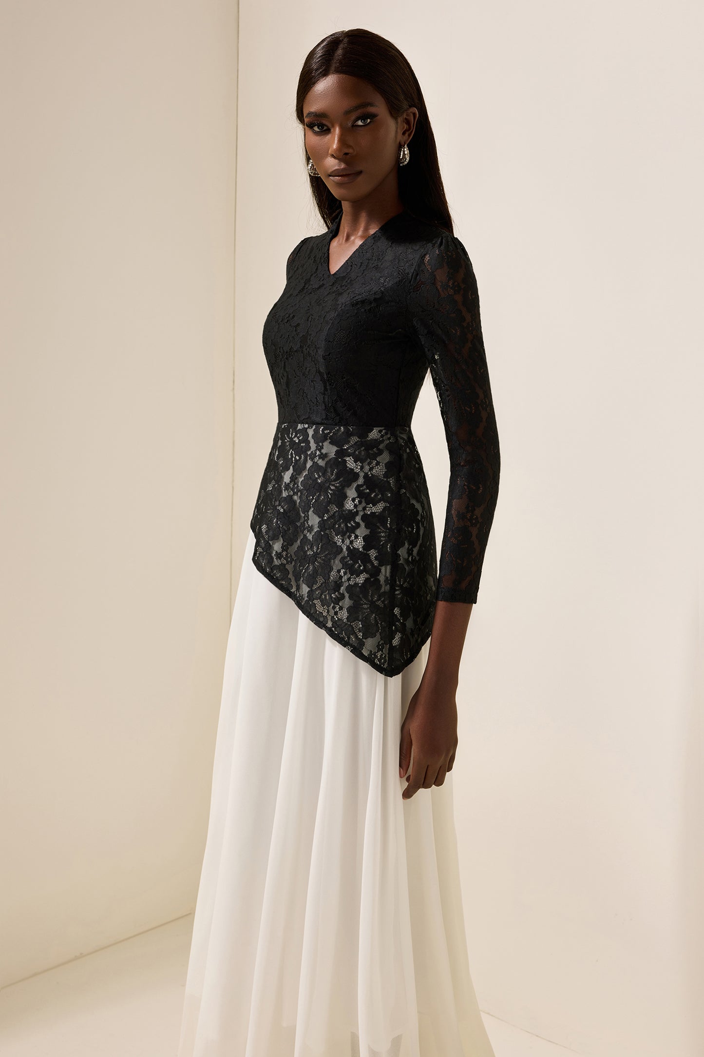 Vestido midi de gasa con escote en V y encaje 