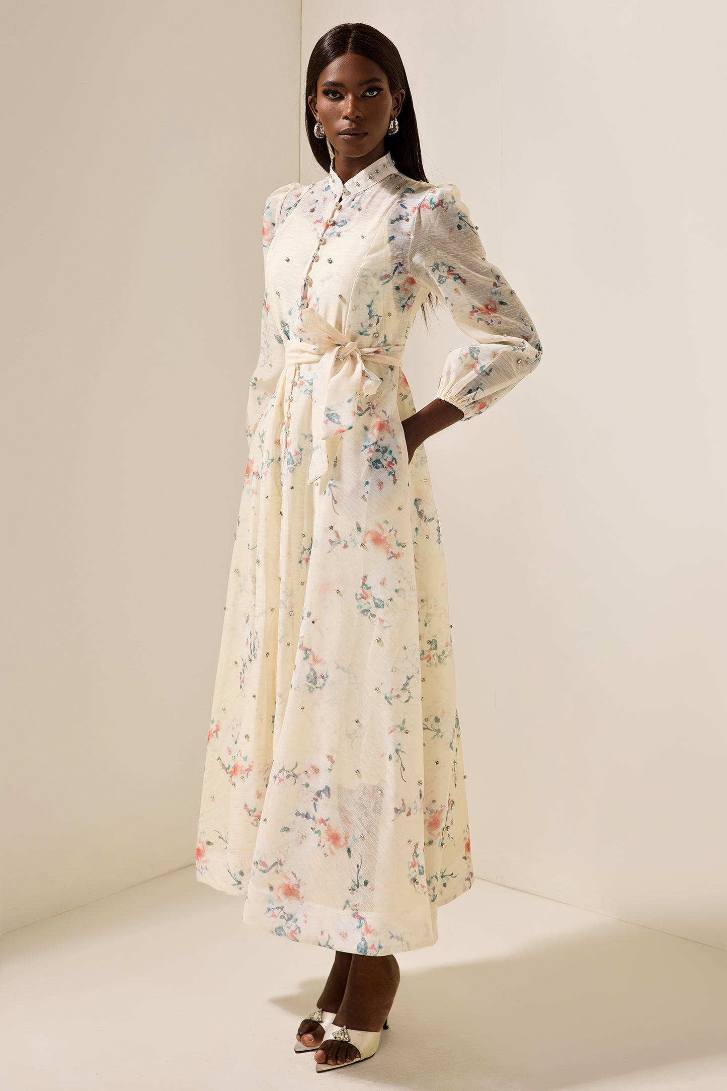 Vestido midi con parte inferior de diamantes de imitación y flores 