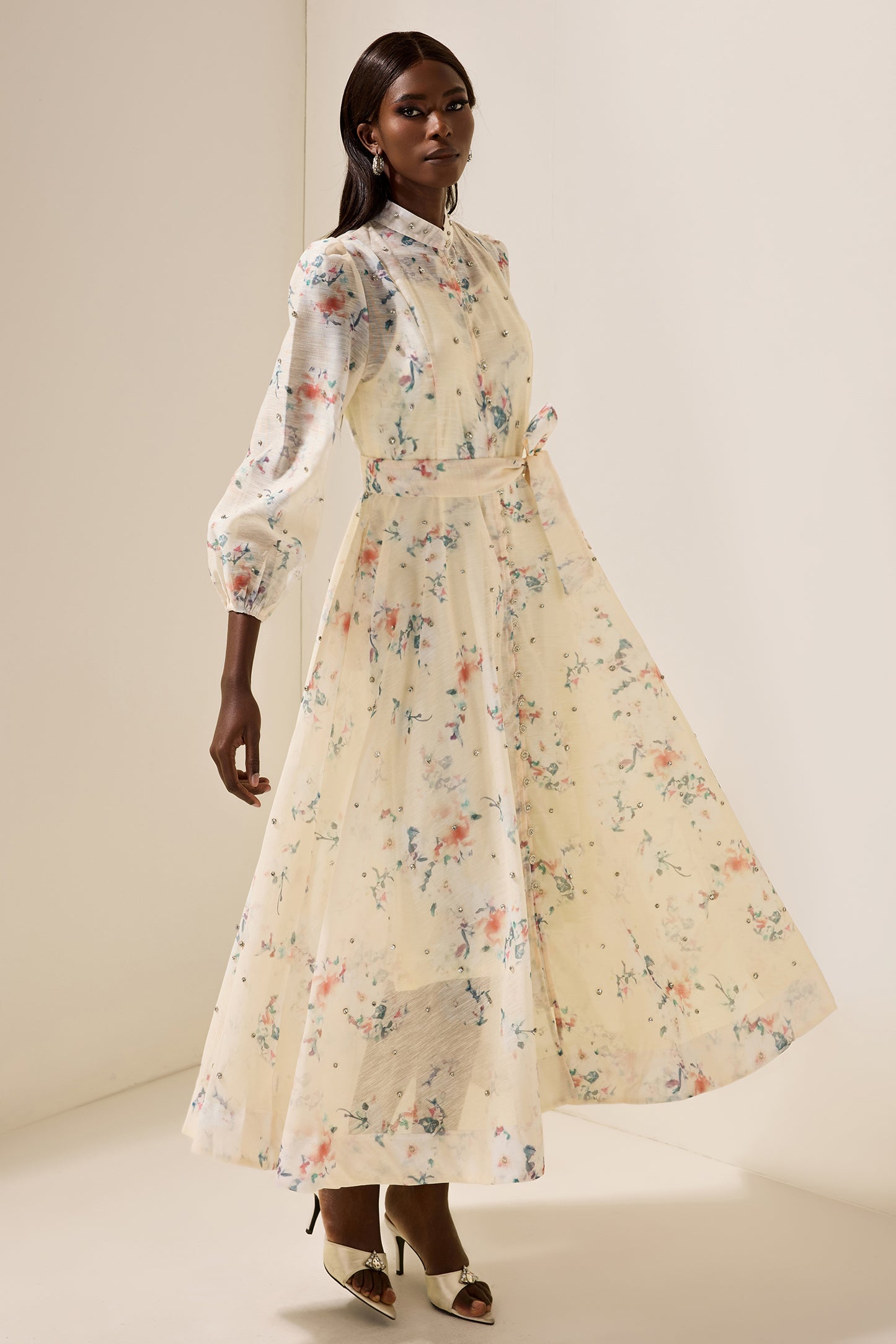 Vestido midi con parte inferior de diamantes de imitación y flores 