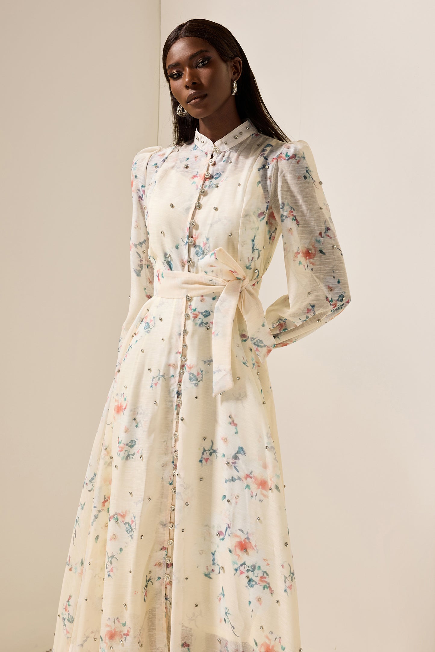 Vestido midi con parte inferior de diamantes de imitación y flores 