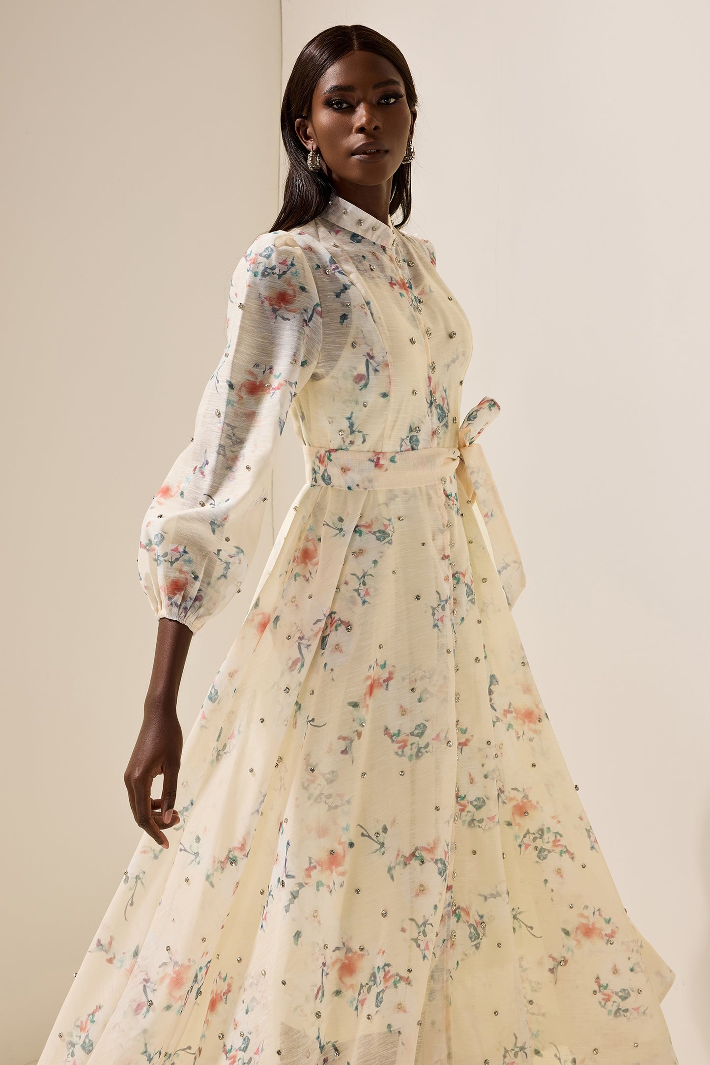 Vestido midi con parte inferior de diamantes de imitación y flores 