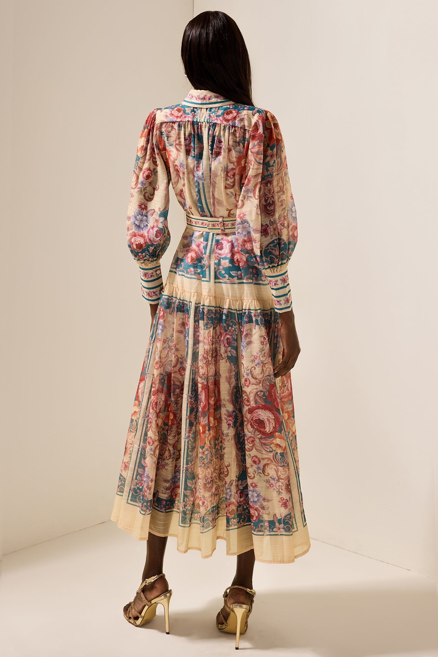 Vestido midi con cuello camisero y mangas farol con estampado floral 