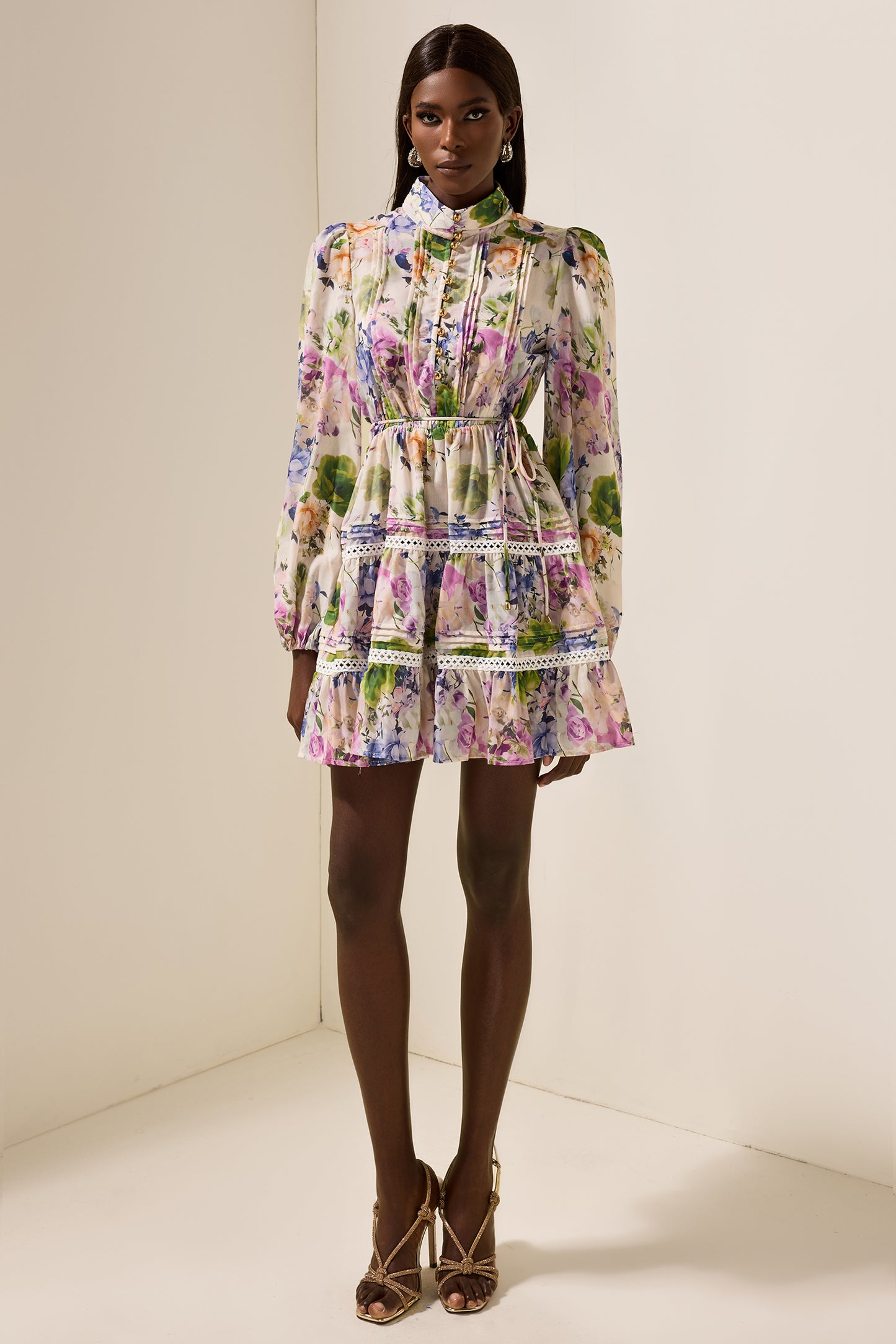 Vestido mini floral de manga larga con cuello alto 