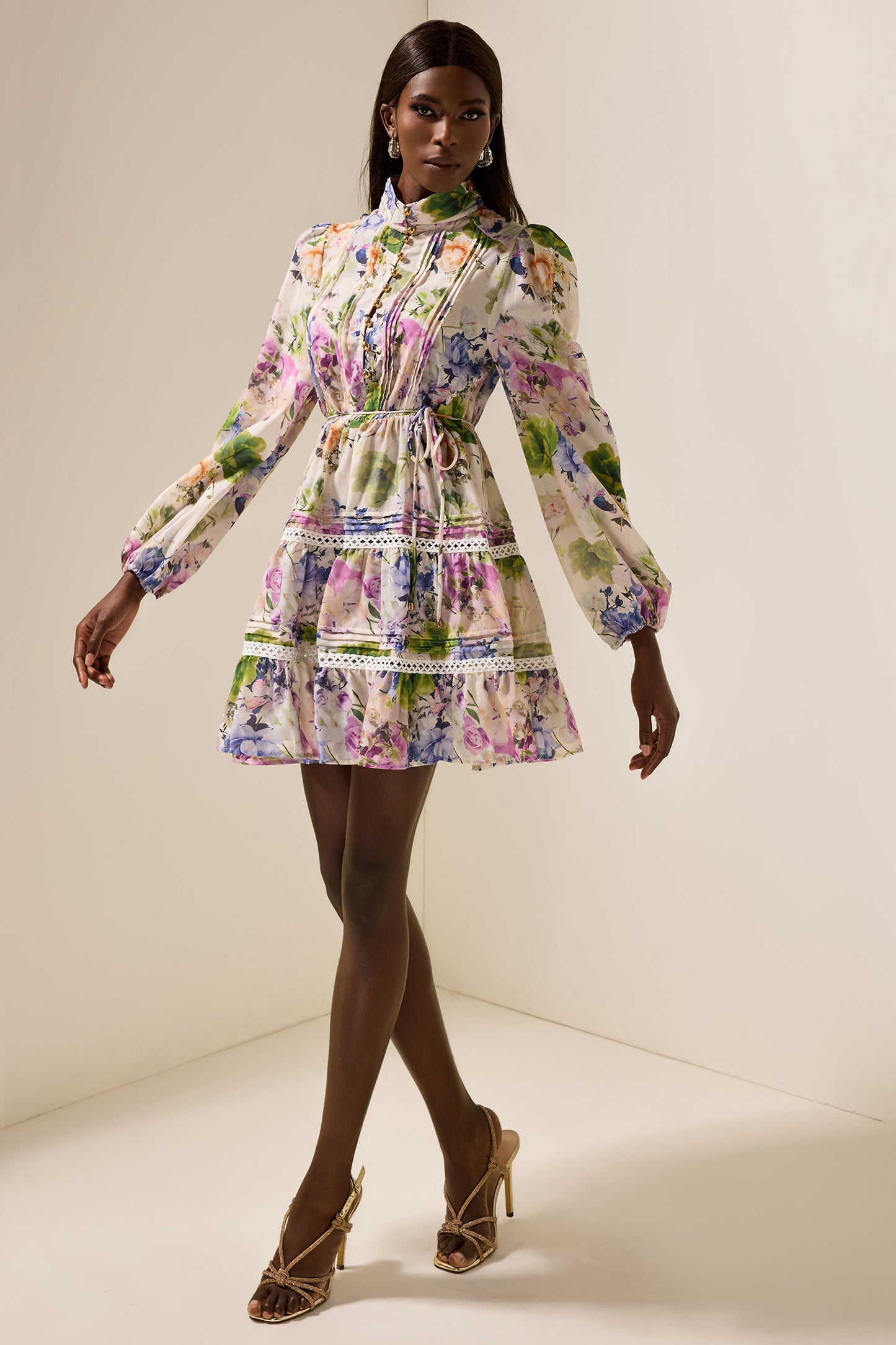 Vestido mini floral de manga larga con cuello alto 