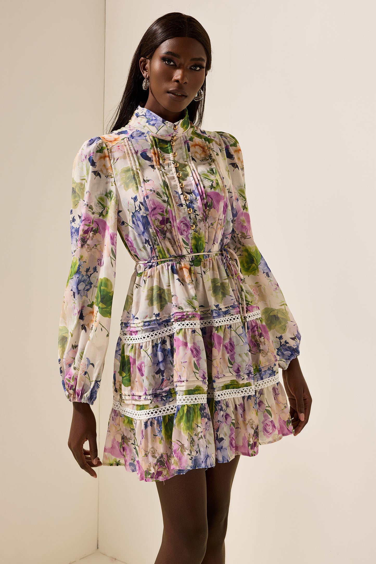 Vestido mini floral de manga larga con cuello alto 