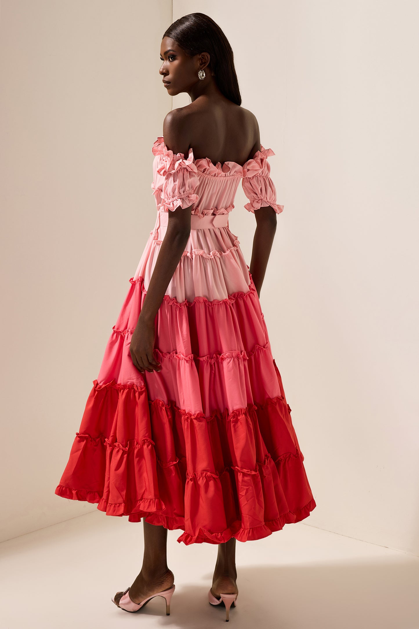 Vestido midi con volantes y hombros descubiertos en color contrastante 