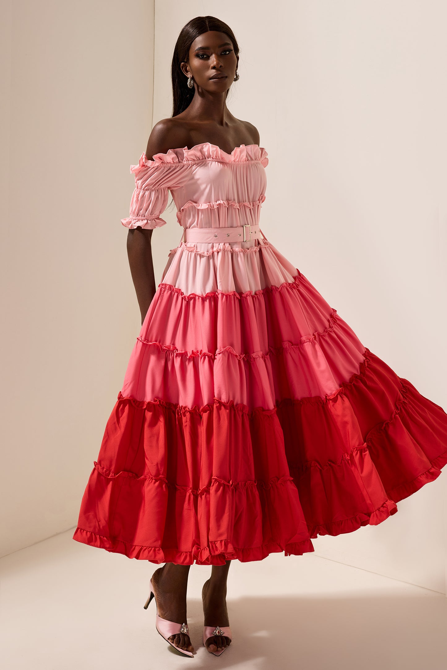 Vestido midi con volantes y hombros descubiertos en color contrastante 