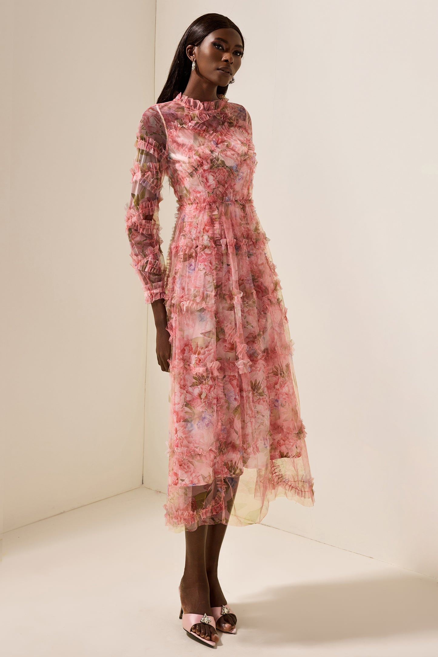 Vestido midi escalonado con volantes florales 