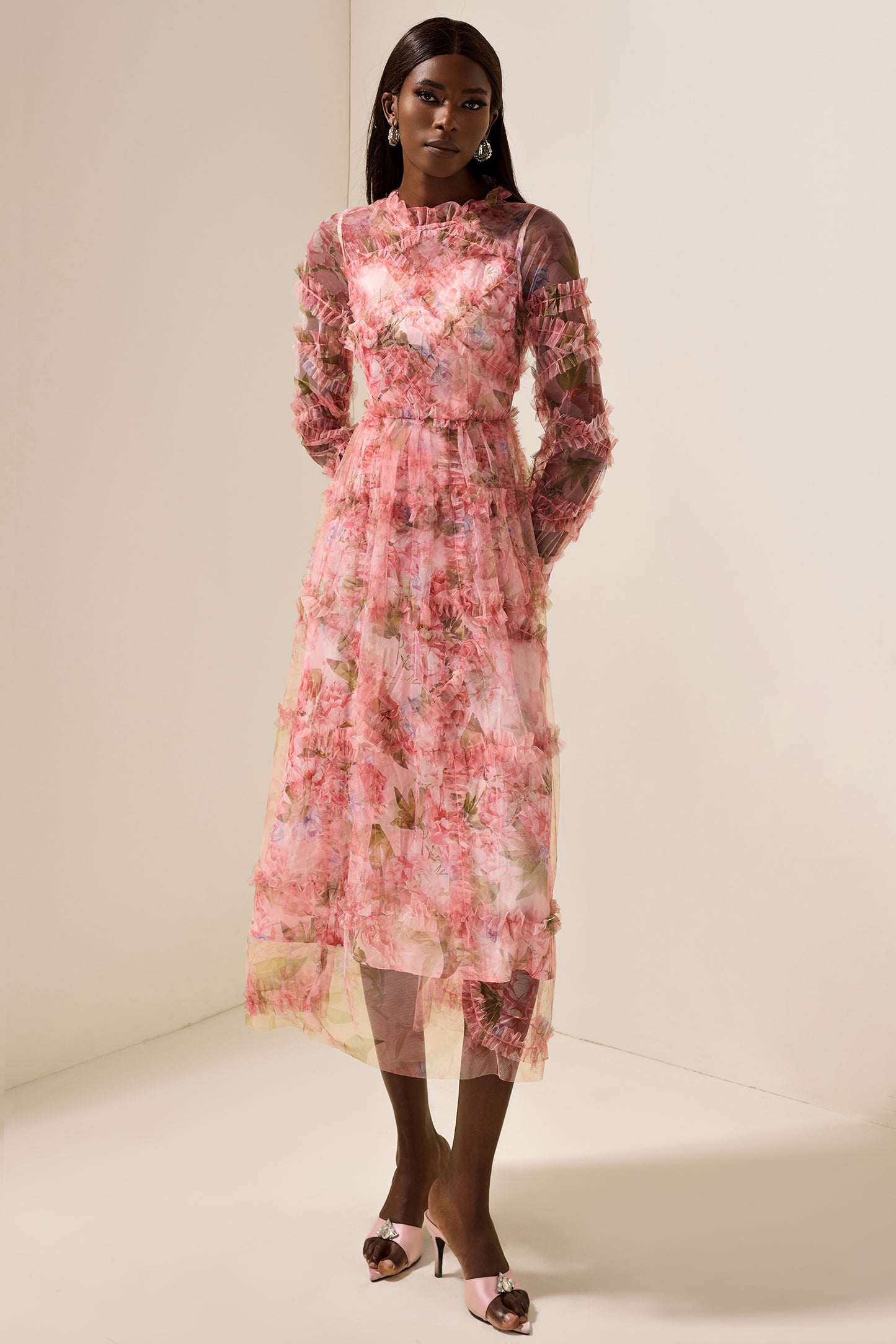 Vestido midi escalonado con volantes florales 