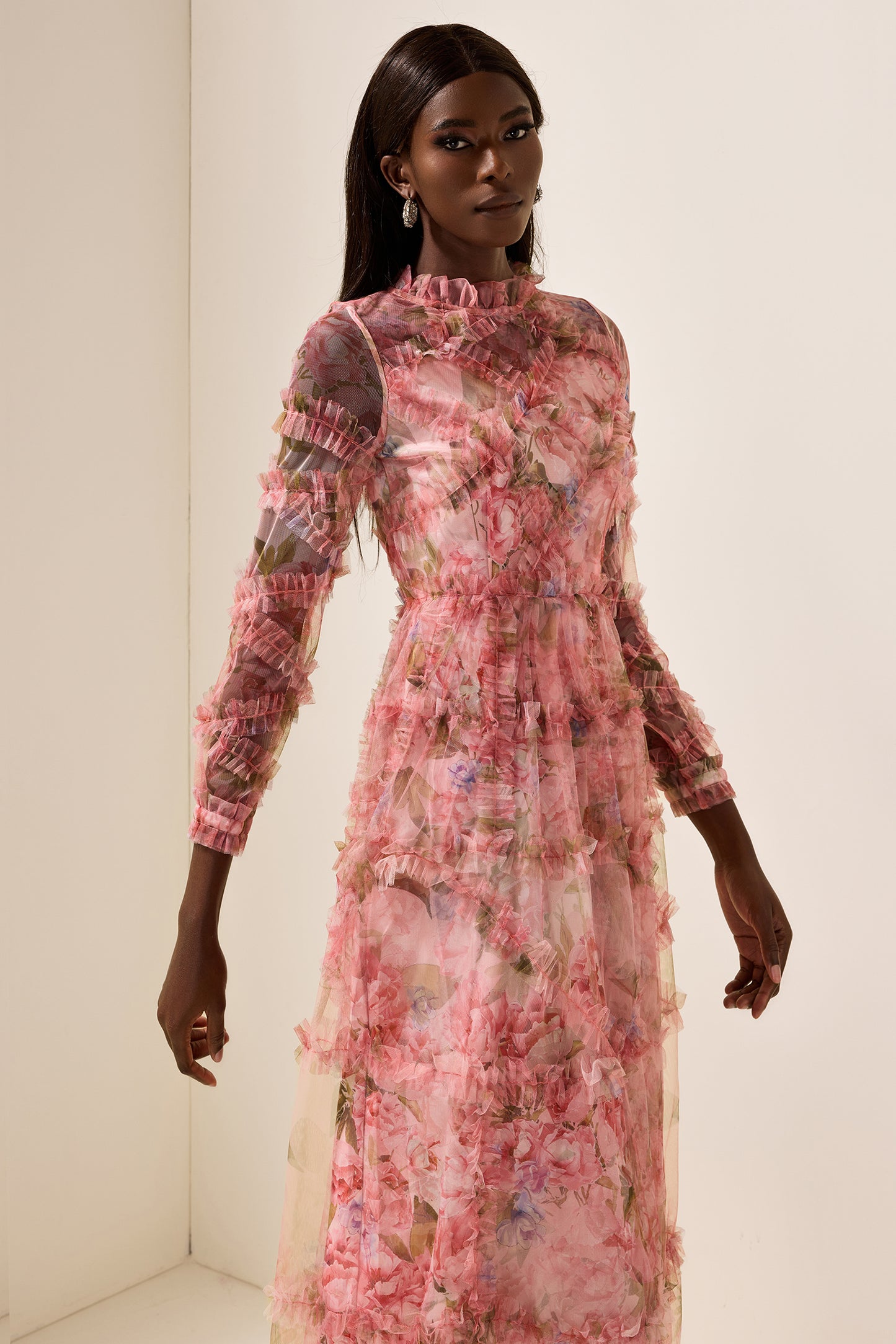 Vestido midi escalonado con volantes florales 