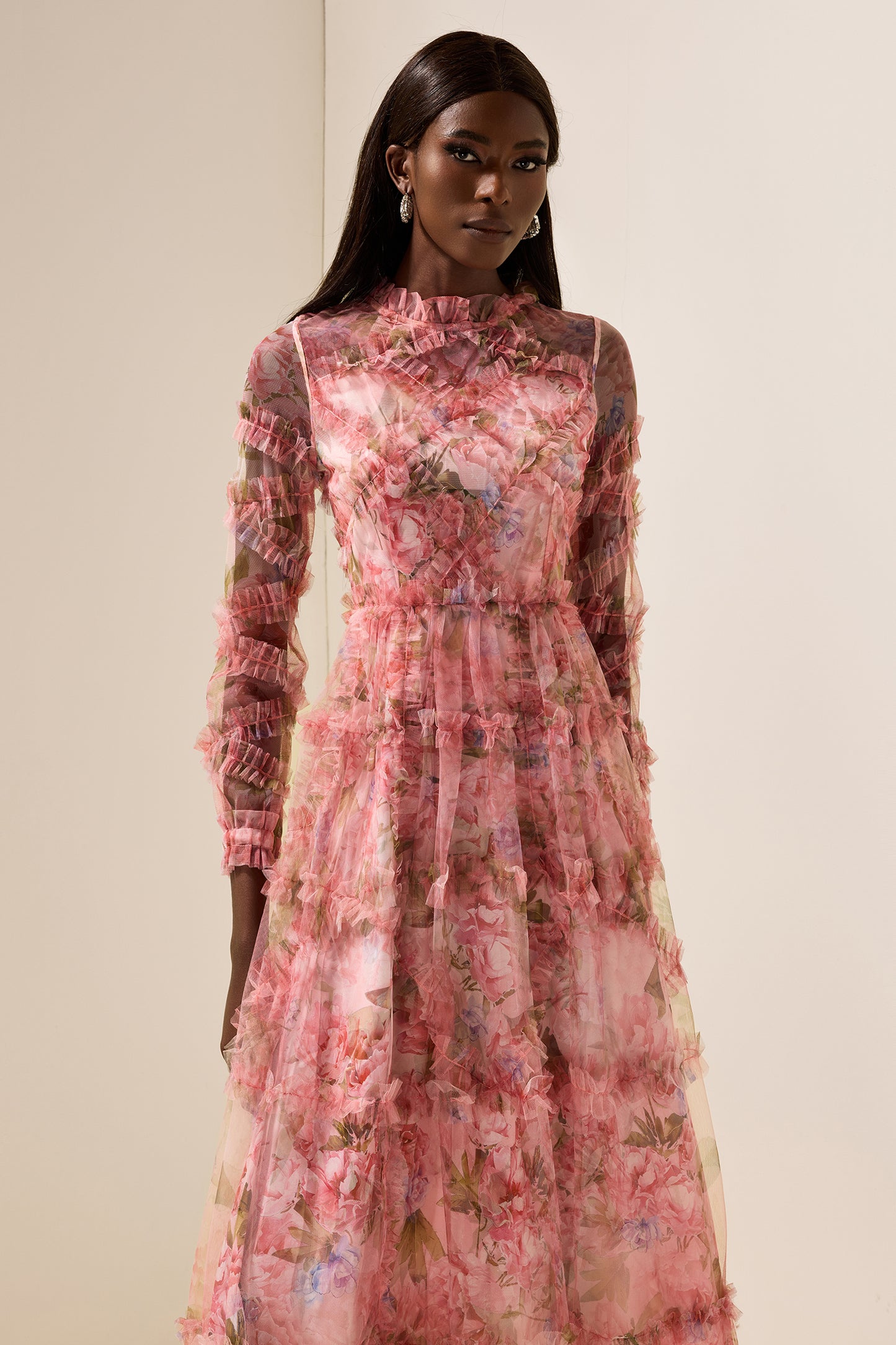 Vestido midi escalonado con volantes florales 