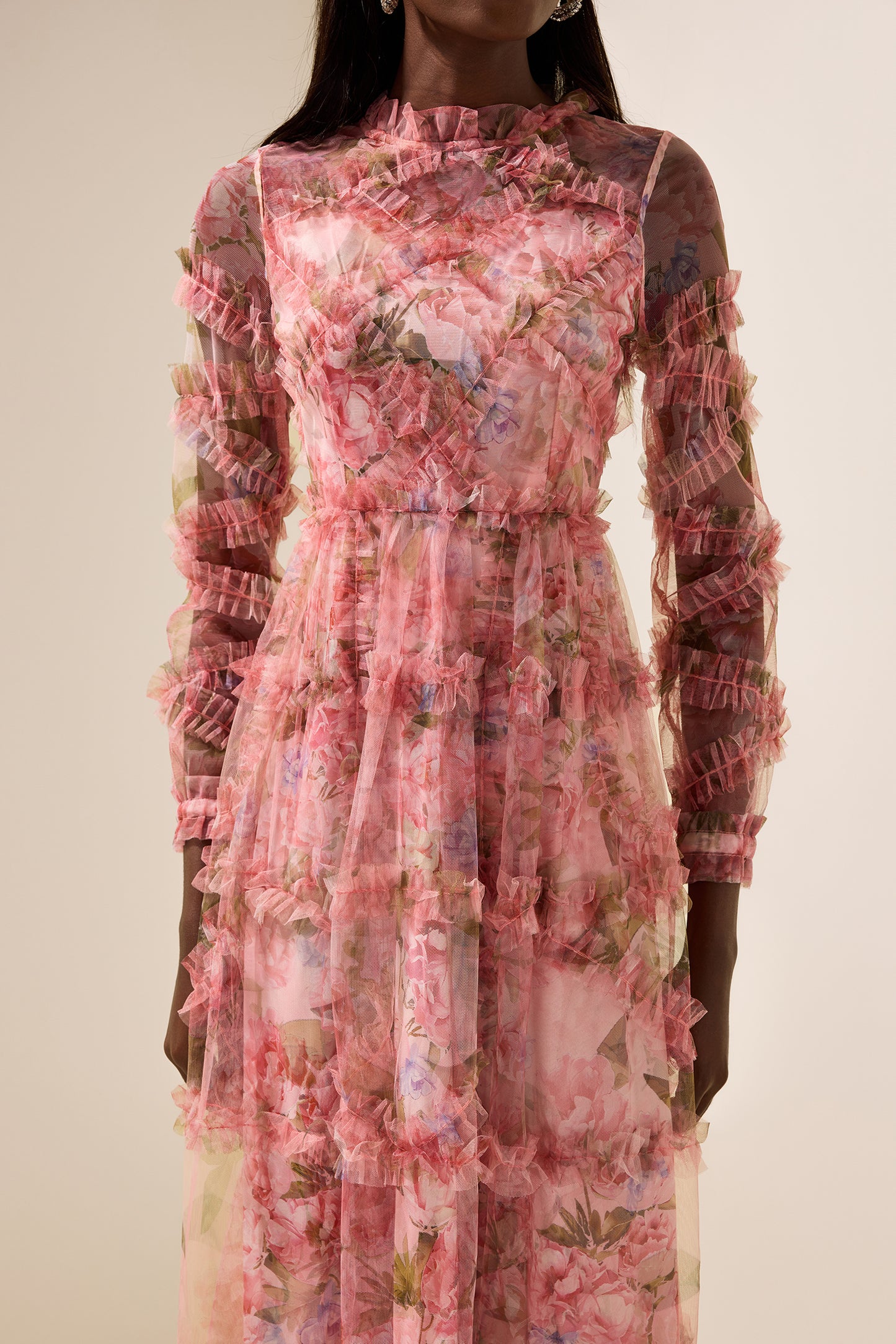 Vestido midi escalonado con volantes florales 