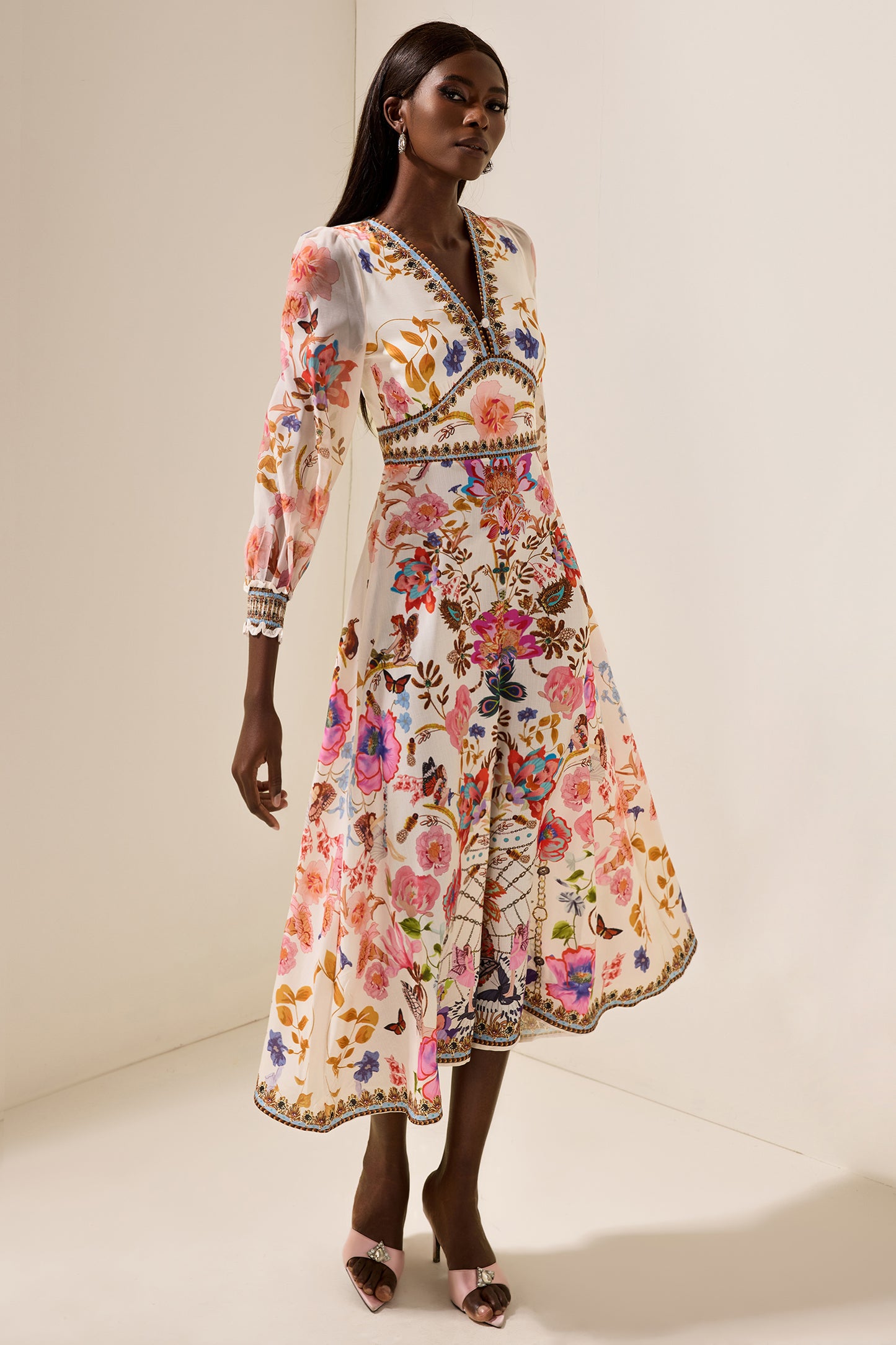 Vestido midi con cuello en V y mangas farol con estampado floral 