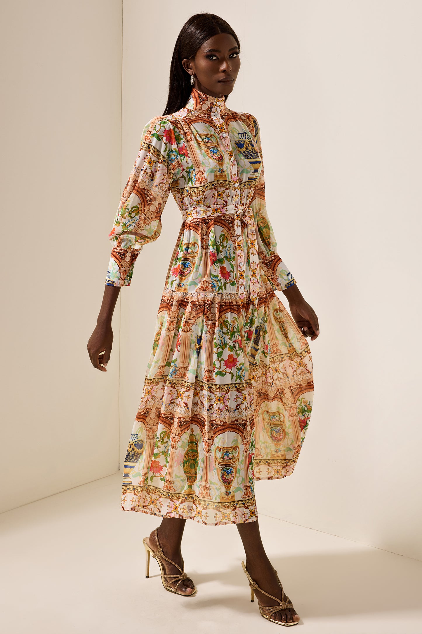 Vestido midi con cuello alto y estampado de palacio con cinturón