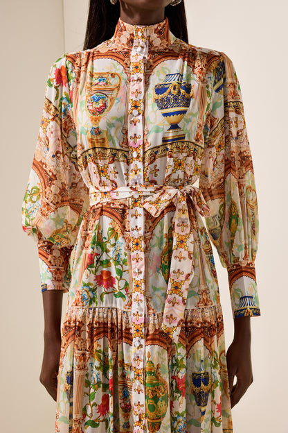 Vestido midi con cuello alto y estampado de palacio con cinturón