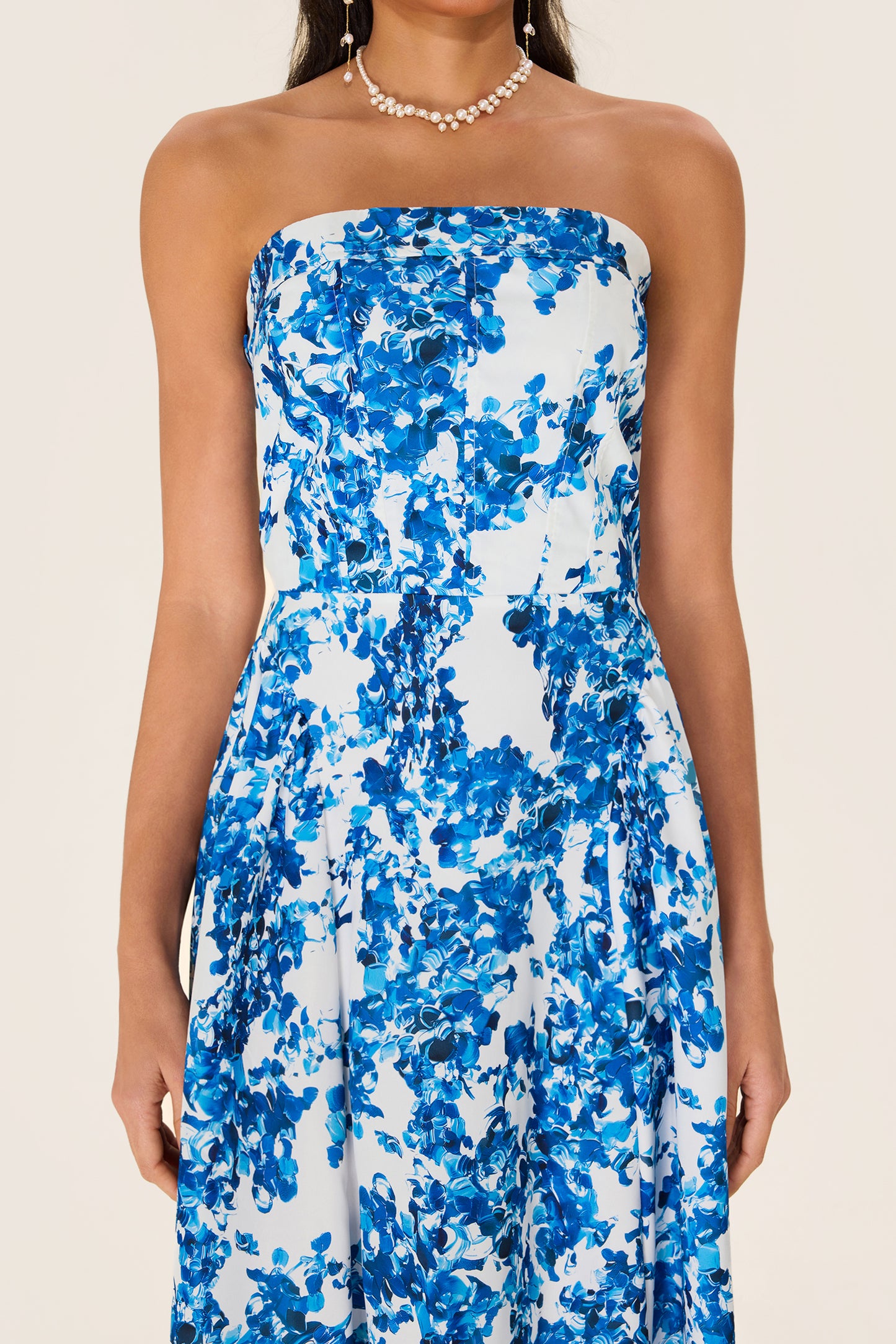 Vestido midi sin mangas con hombros descubiertos y estampado floral 