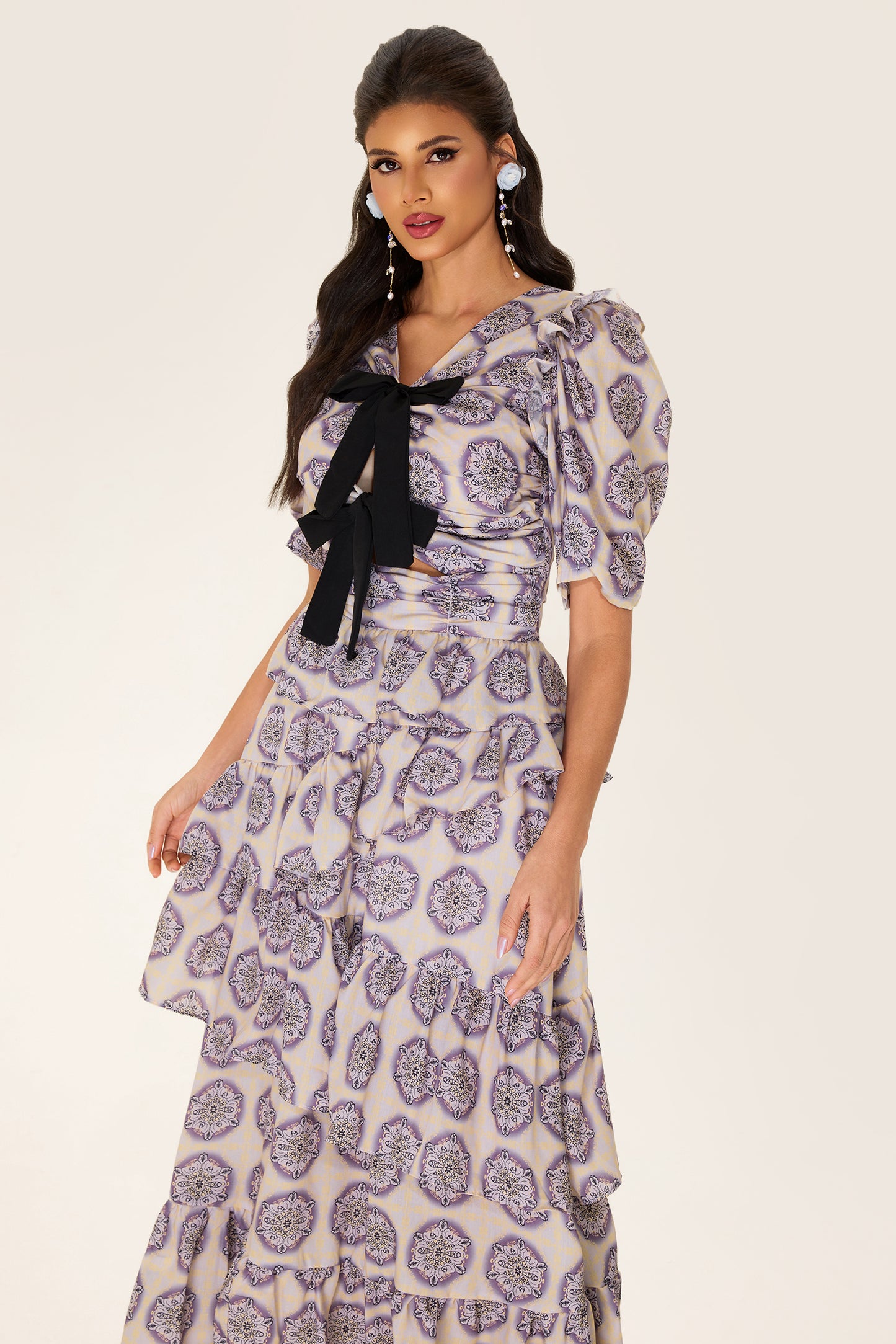 Vestido midi con lazo y mangas abullonadas con volantes 