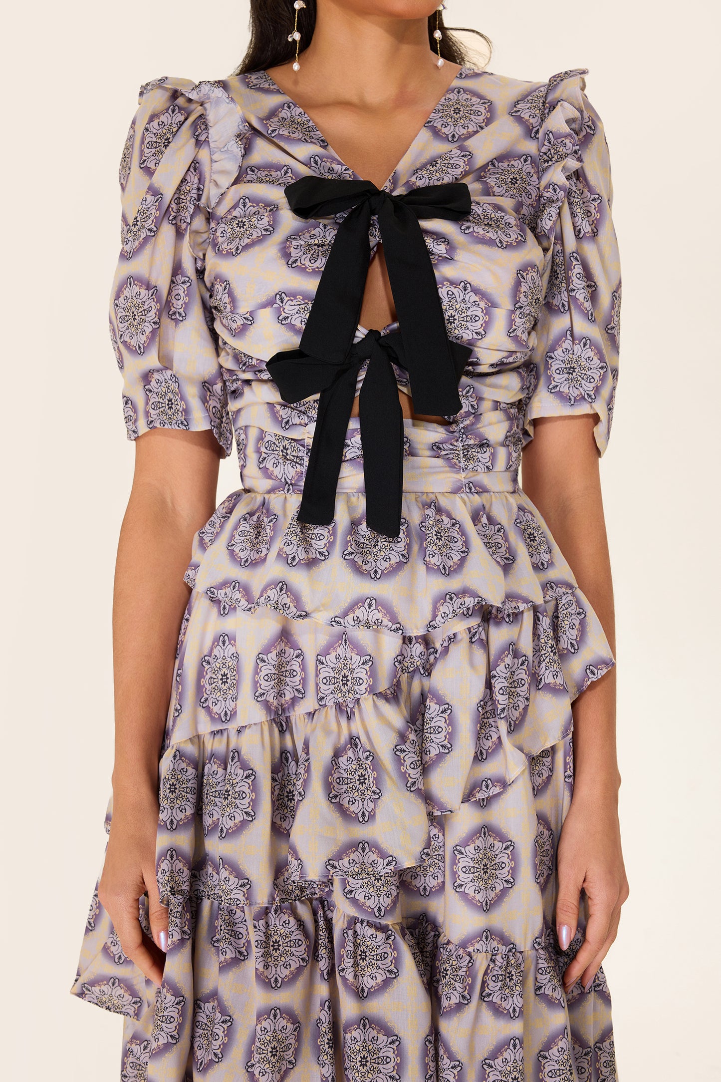 Vestido midi con lazo y mangas abullonadas con volantes 