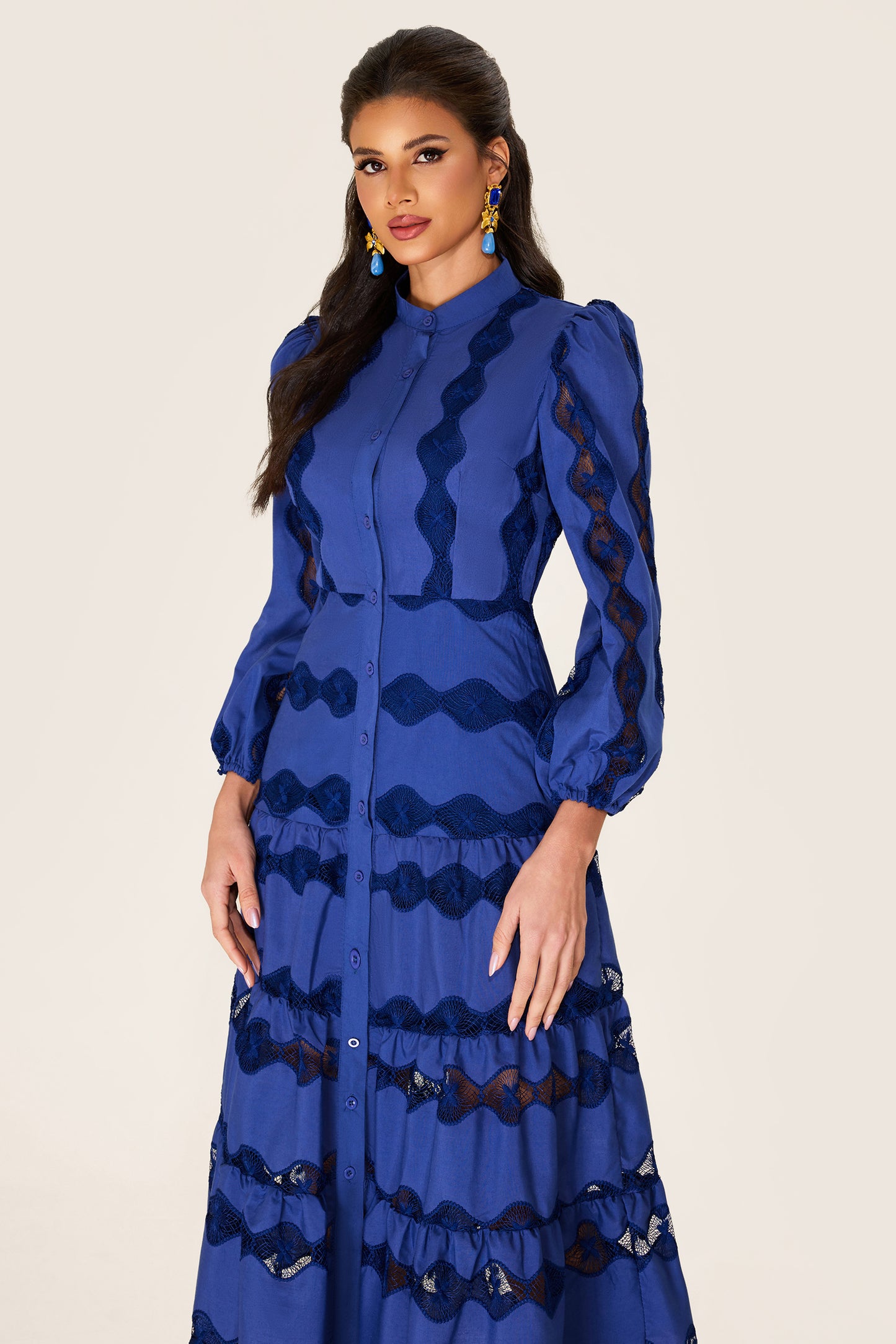 Vestido midi con bajo liso bordado 