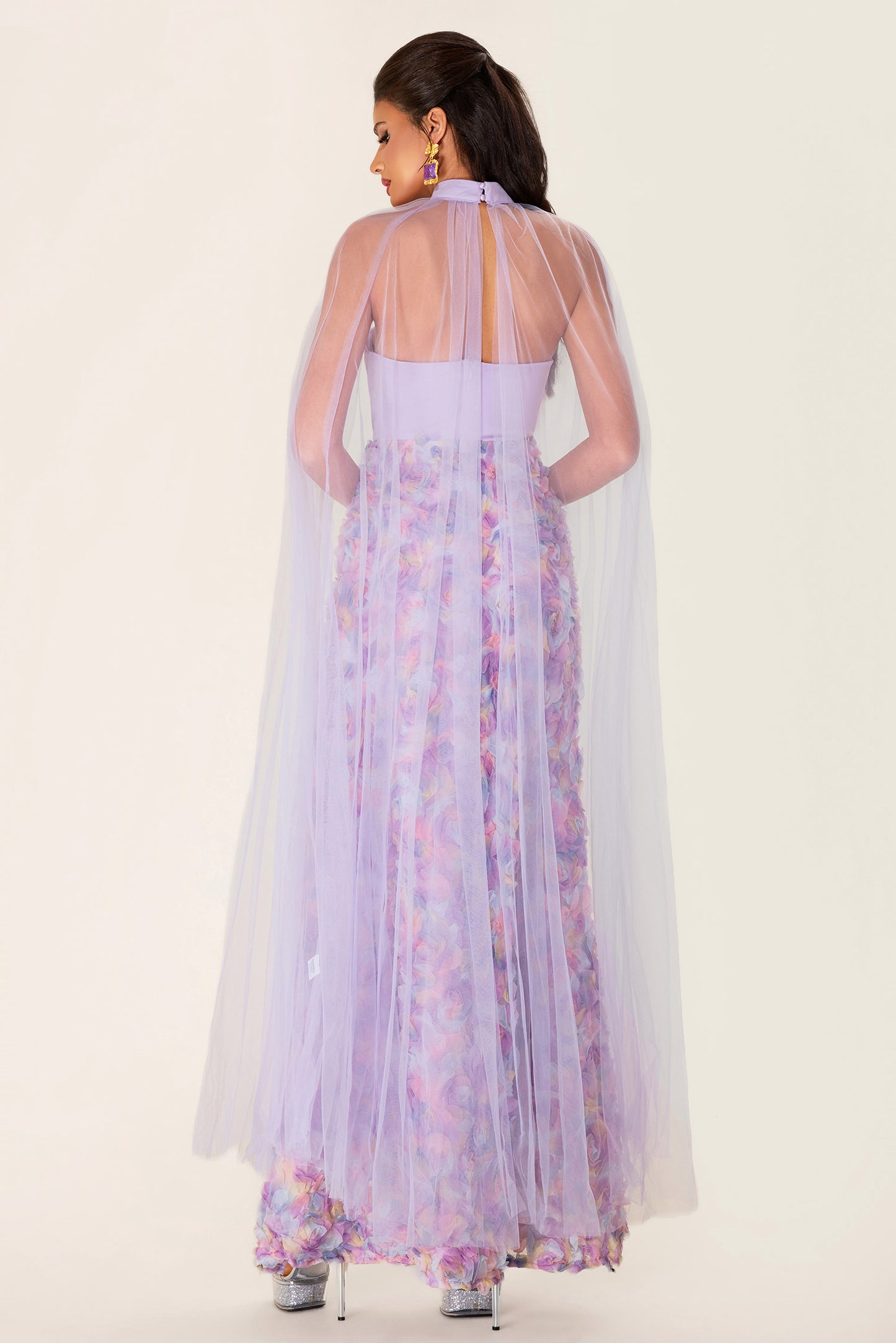 Vestido largo con cuello en forma de corazón y flores 3D con capa 