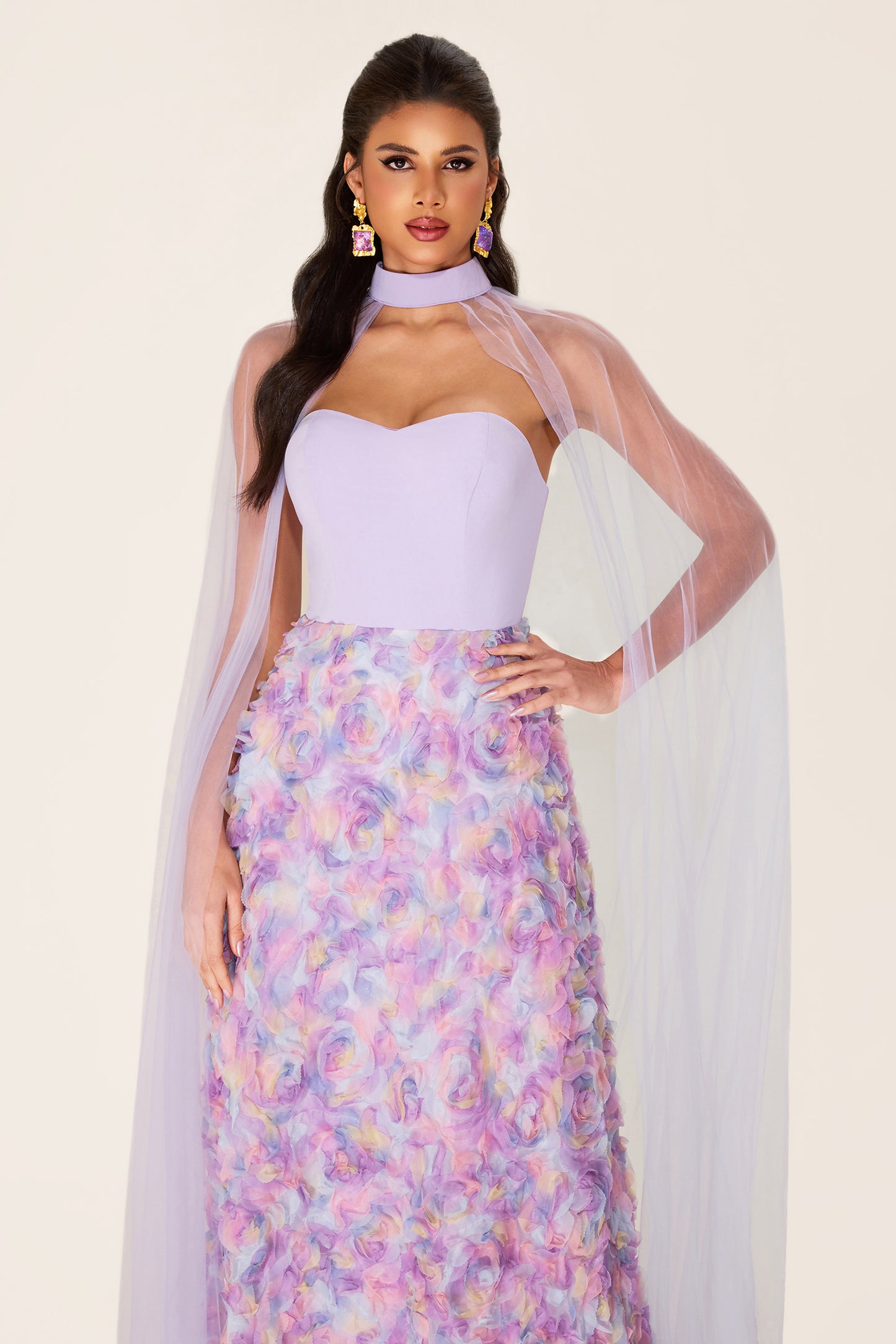 Vestido largo con cuello en forma de corazón y flores 3D con capa 