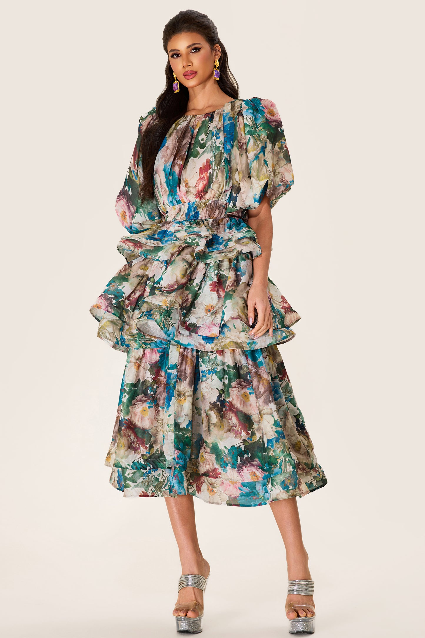 Vestido midi escalonado con mangas abullonadas y estampado floral 