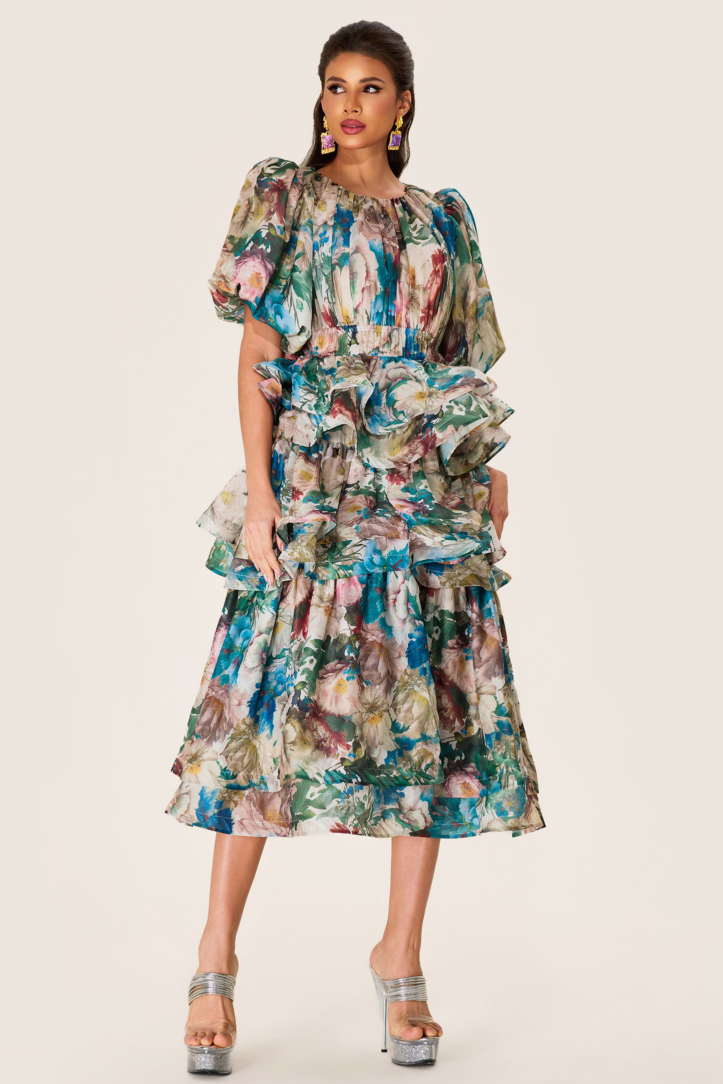 Vestido midi escalonado con mangas abullonadas y estampado floral 