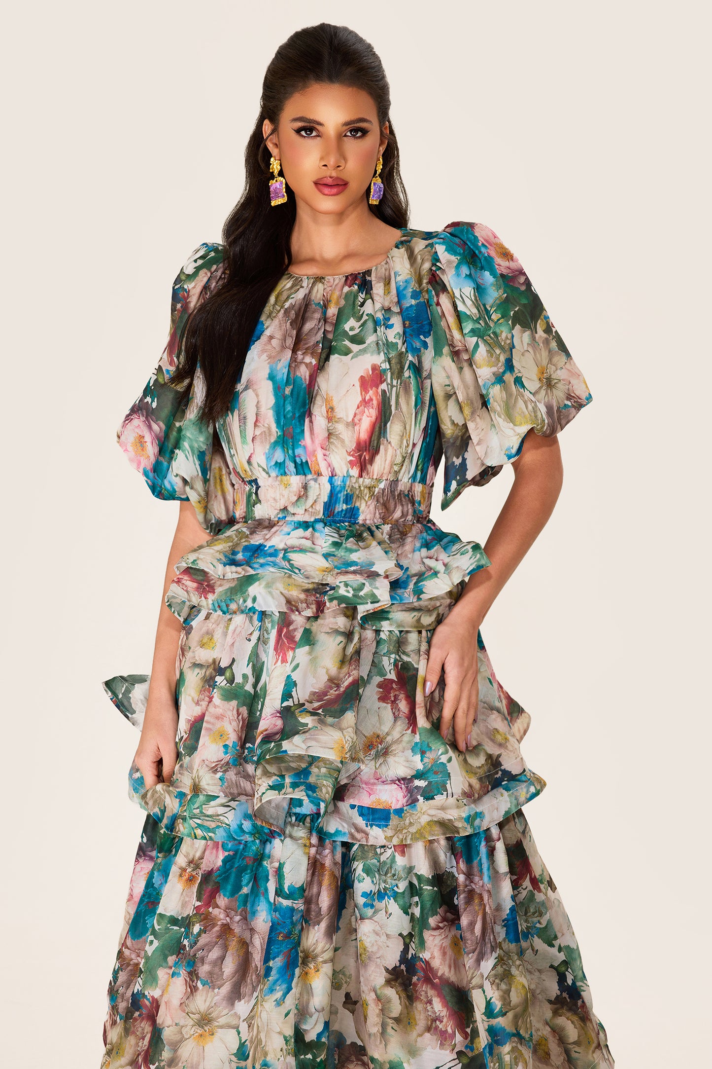 Vestido midi escalonado con mangas abullonadas y estampado floral 