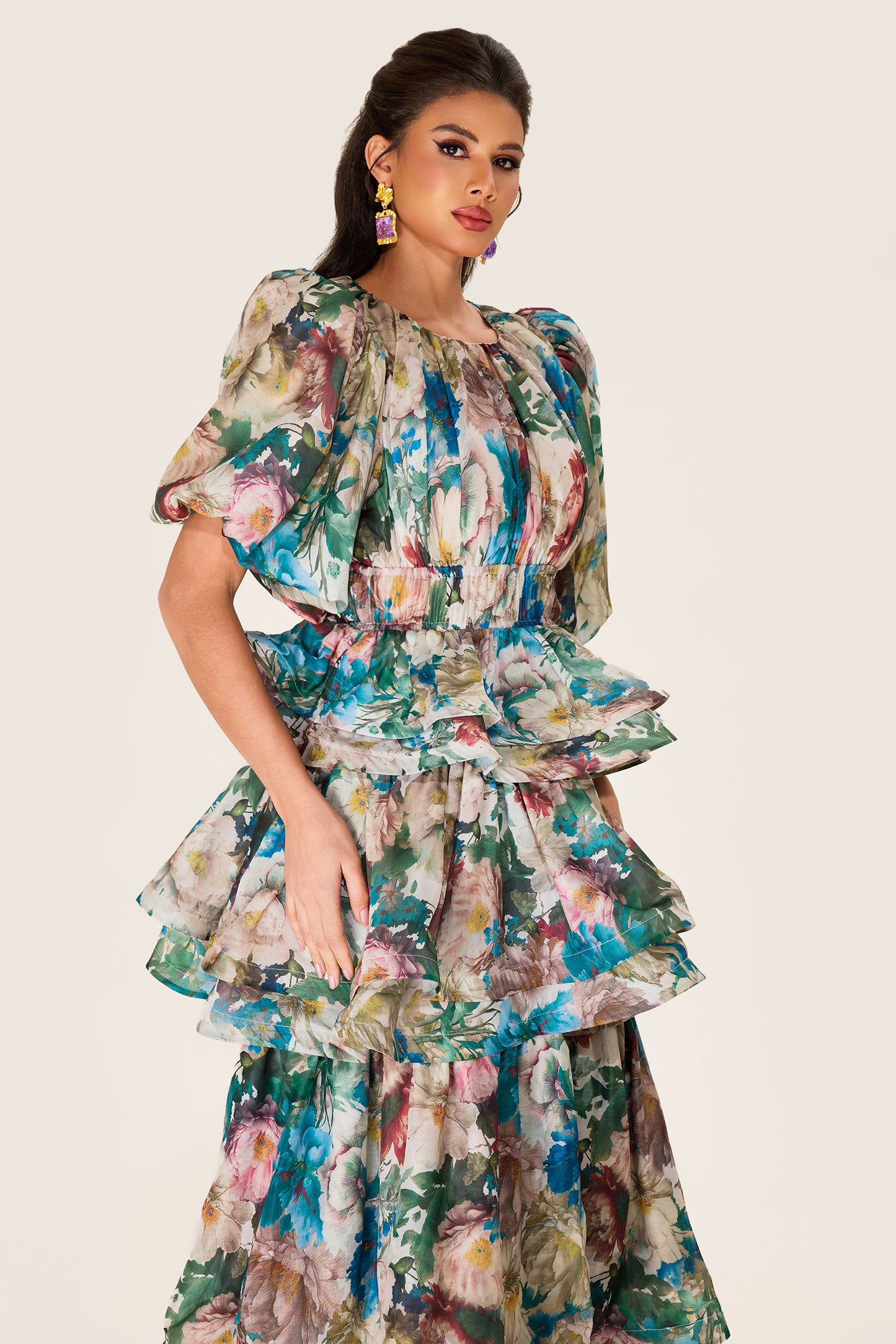 Vestido midi escalonado con mangas abullonadas y estampado floral 